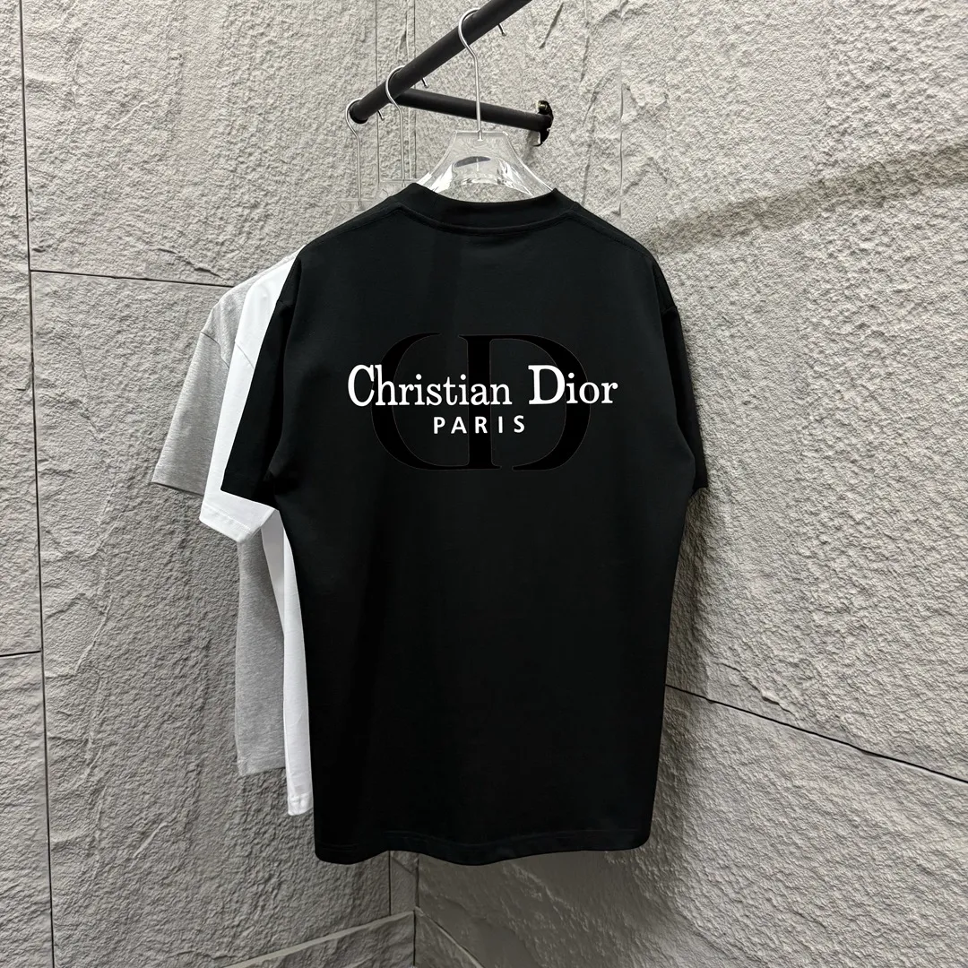 🅿️190 Dio* Dior 2025 spring and summer new style Classic CD letter flocking technology + three-dimensional silicone Black and white simple and elegant Customized double yarn plain cotton fabric Short-sleeved T-shirt Unisex Color: Black White Size: S (90-130 catties) M (120-150 catties) L (140-165 catties) XL (160-180 catties) XXL (180-210 pounds)