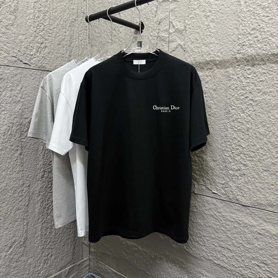 🅿️190 Dio* Dior 2025 spring and summer new style Classic CD letter flocking technology + three-dimensional silicone Black and white simple and elegant Customized double yarn plain cotton fabric Short-sleeved T-shirt Unisex Color: Black White Size: S (90-130 catties) M (120-150 catties) L (140-165 catties) XL (160-180 catties) XXL (180-210 pounds)