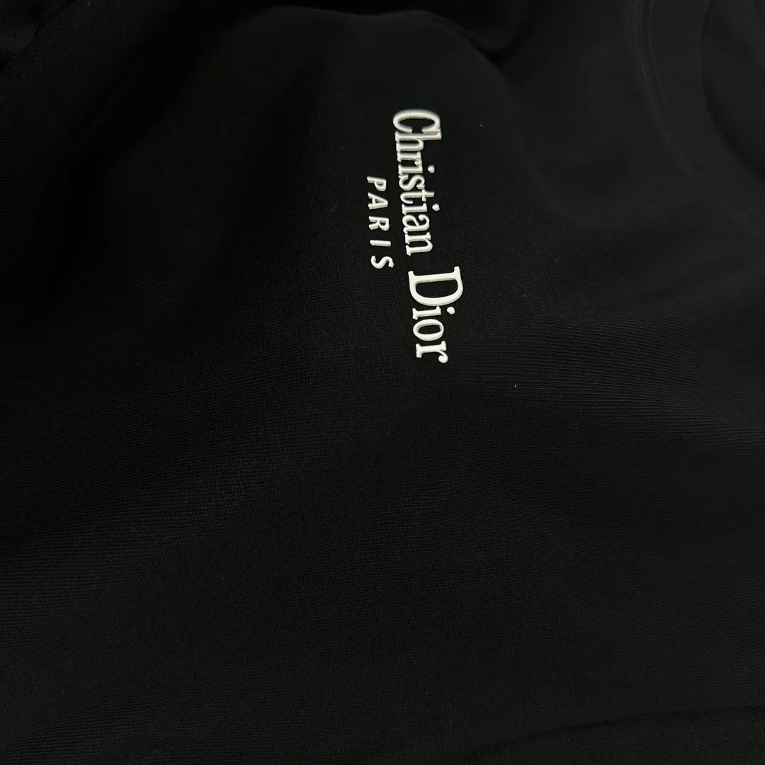 🅿️190 Dio* Dior 2025 spring and summer new style Classic CD letter flocking technology + three-dimensional silicone Black and white simple and elegant Customized double yarn plain cotton fabric Short-sleeved T-shirt Unisex Color: Black White Size: S (90-130 catties) M (120-150 catties) L (140-165 catties) XL (160-180 catties) XXL (180-210 pounds)