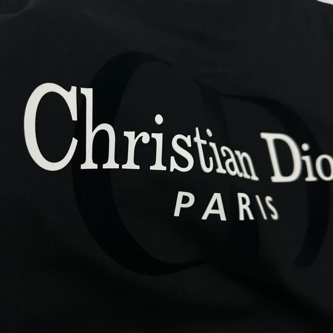 🅿️190 Dio* Dior 2025 spring and summer new style Classic CD letter flocking technology + three-dimensional silicone Black and white simple and elegant Customized double yarn plain cotton fabric Short-sleeved T-shirt Unisex Color: Black White Size: S (90-130 catties) M (120-150 catties) L (140-165 catties) XL (160-180 catties) XXL (180-210 pounds)