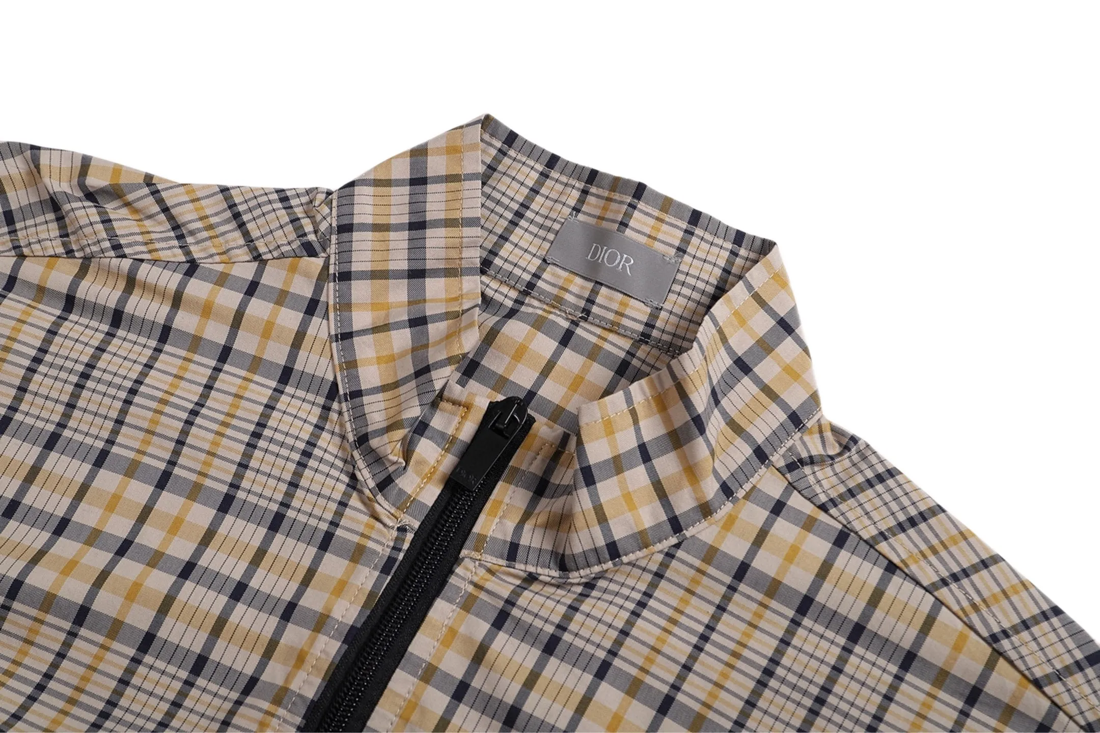 🅿️520 [Exclusive supply] CD diamond embroidered plaid stand collar jacket The original product was purchased for RMB 18,500 and developed. The fabric is made of custom-made beige cotton blend fabric, which feels comfortable and soft, skin-friendly and breathable. It is decorated with beige and navy blue patterns throughout, and is decorated with iconic logo embroidery on the chest. It has a two-way zipper opening and closing, with engraved zipper pullers, side zipper pockets, drawstring cuffs and hem. It can be matched with many types of clothing to create a fashionable look. Customized accessories, complete with three labels, same style for men and women! Size:S/M/L/XL