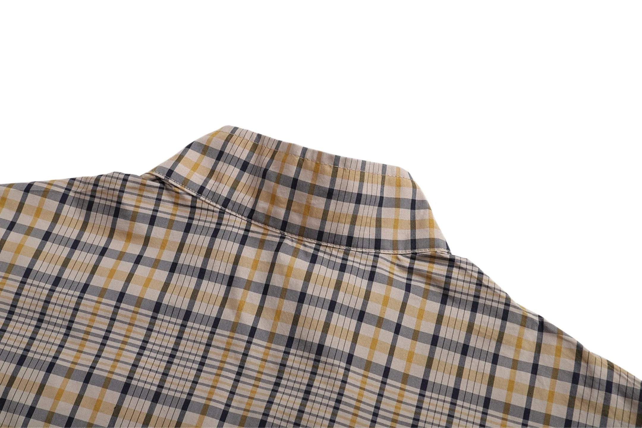 🅿️520 [Exclusive supply] CD diamond embroidered plaid stand collar jacket The original product was purchased for RMB 18,500 and developed. The fabric is made of custom-made beige cotton blend fabric, which feels comfortable and soft, skin-friendly and breathable. It is decorated with beige and navy blue patterns throughout, and is decorated with iconic logo embroidery on the chest. It has a two-way zipper opening and closing, with engraved zipper pullers, side zipper pockets, drawstring cuffs and hem. It can be matched with many types of clothing to create a fashionable look. Customized accessories, complete with three labels, same style for men and women! Size:S/M/L/XL