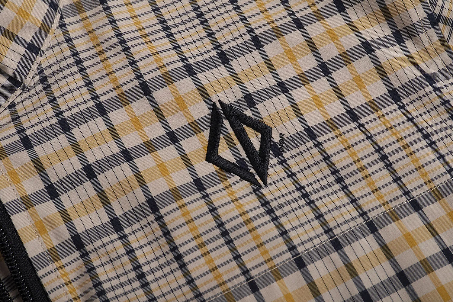 🅿️520 [Exclusive supply] CD diamond embroidered plaid stand collar jacket The original product was purchased for RMB 18,500 and developed. The fabric is made of custom-made beige cotton blend fabric, which feels comfortable and soft, skin-friendly and breathable. It is decorated with beige and navy blue patterns throughout, and is decorated with iconic logo embroidery on the chest. It has a two-way zipper opening and closing, with engraved zipper pullers, side zipper pockets, drawstring cuffs and hem. It can be matched with many types of clothing to create a fashionable look. Customized accessories, complete with three labels, same style for men and women! Size:S/M/L/XL