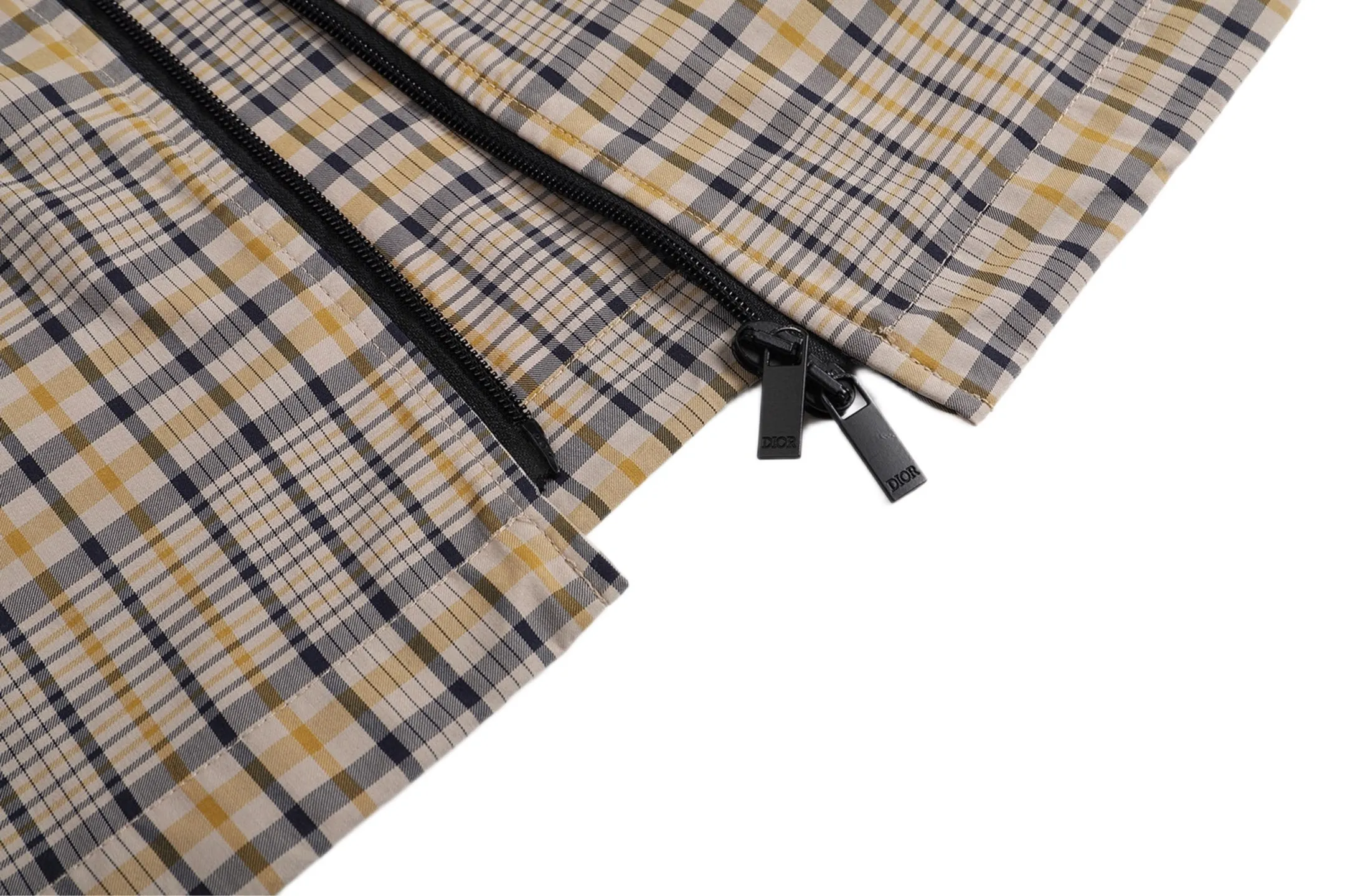 🅿️520 [Exclusive supply] CD diamond embroidered plaid stand collar jacket The original product was purchased for RMB 18,500 and developed. The fabric is made of custom-made beige cotton blend fabric, which feels comfortable and soft, skin-friendly and breathable. It is decorated with beige and navy blue patterns throughout, and is decorated with iconic logo embroidery on the chest. It has a two-way zipper opening and closing, with engraved zipper pullers, side zipper pockets, drawstring cuffs and hem. It can be matched with many types of clothing to create a fashionable look. Customized accessories, complete with three labels, same style for men and women! Size:S/M/L/XL