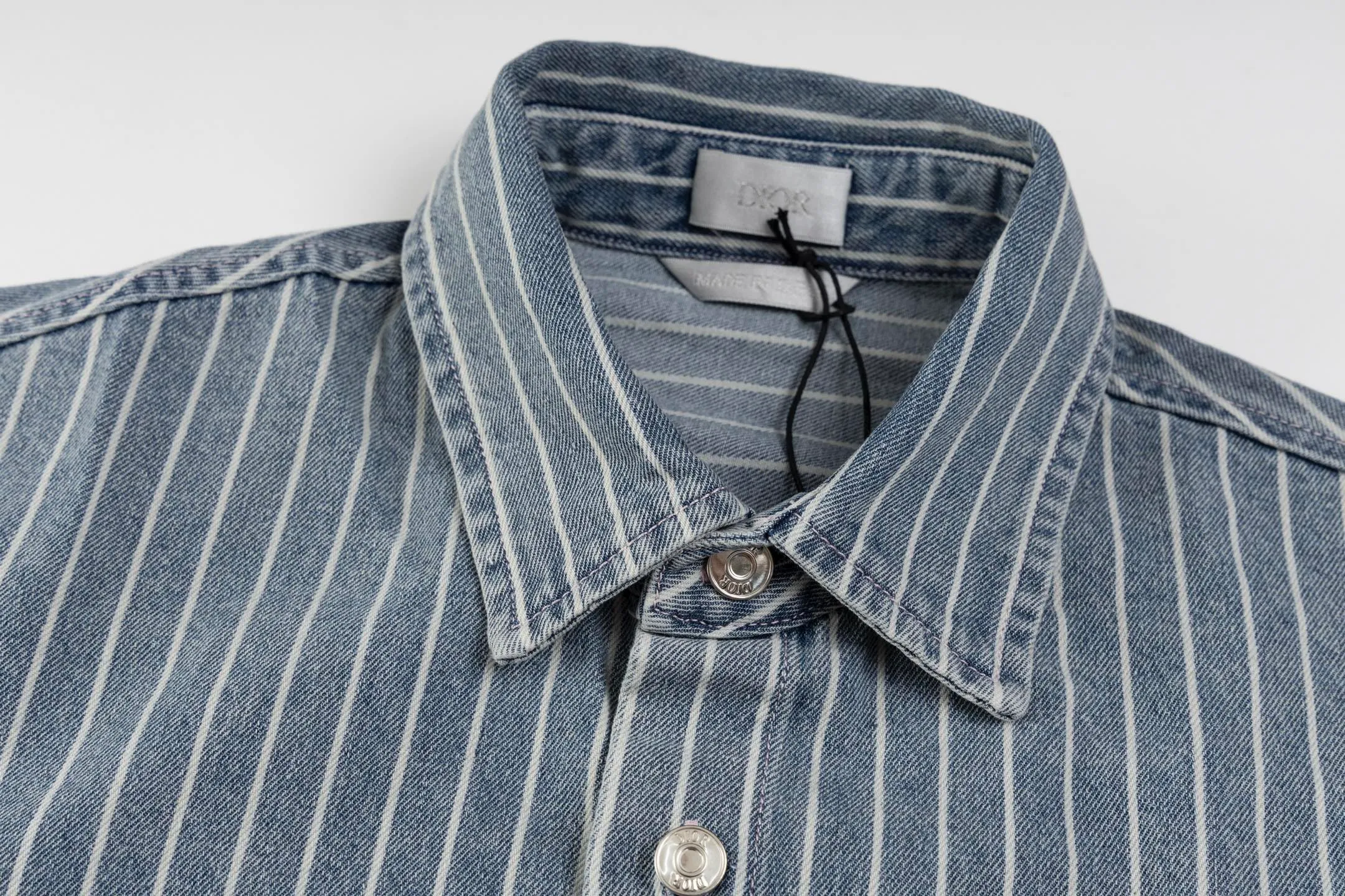 🅿️420 [Exclusive supply] CD Bermuda striped denim short-sleeved shirt. The fabric is made of blue striped cotton twill fabric. It is carefully made with an elegant silhouette and is decorated with Cistian Couture embroidery on the front, creating a classic and sophisticated look. Cistian Couture is a new product in the 2025 autumn series, reinterpreting the unique tailoring style. Size:38-39-40-41