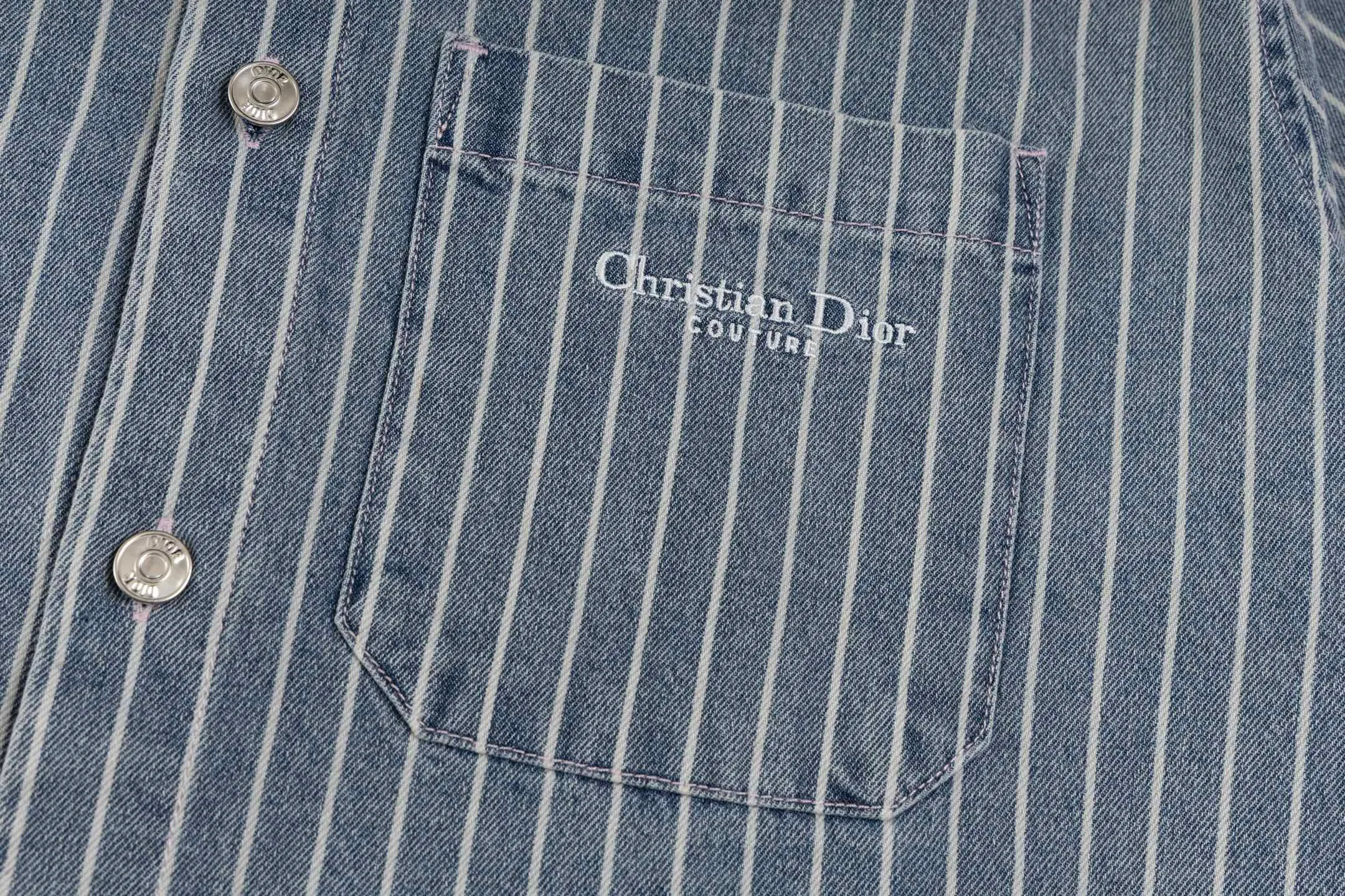 🅿️420 [Exclusive supply] CD Bermuda striped denim short-sleeved shirt. The fabric is made of blue striped cotton twill fabric. It is carefully made with an elegant silhouette and is decorated with Cistian Couture embroidery on the front, creating a classic and sophisticated look. Cistian Couture is a new product in the 2025 autumn series, reinterpreting the unique tailoring style. Size:38-39-40-41