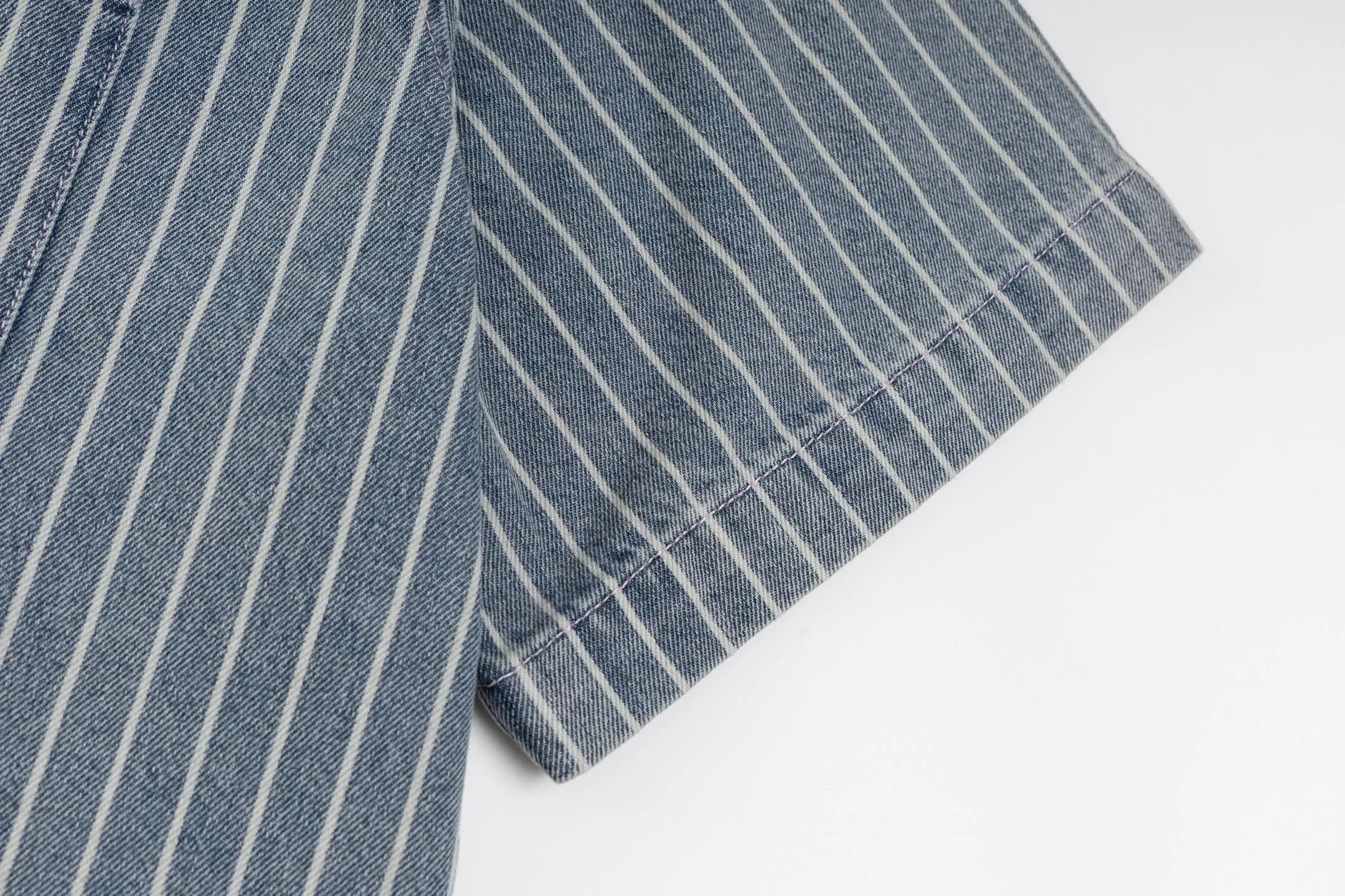 🅿️420 [Exclusive supply] CD Bermuda striped denim short-sleeved shirt. The fabric is made of blue striped cotton twill fabric. It is carefully made with an elegant silhouette and is decorated with Cistian Couture embroidery on the front, creating a classic and sophisticated look. Cistian Couture is a new product in the 2025 autumn series, reinterpreting the unique tailoring style. Size:38-39-40-41