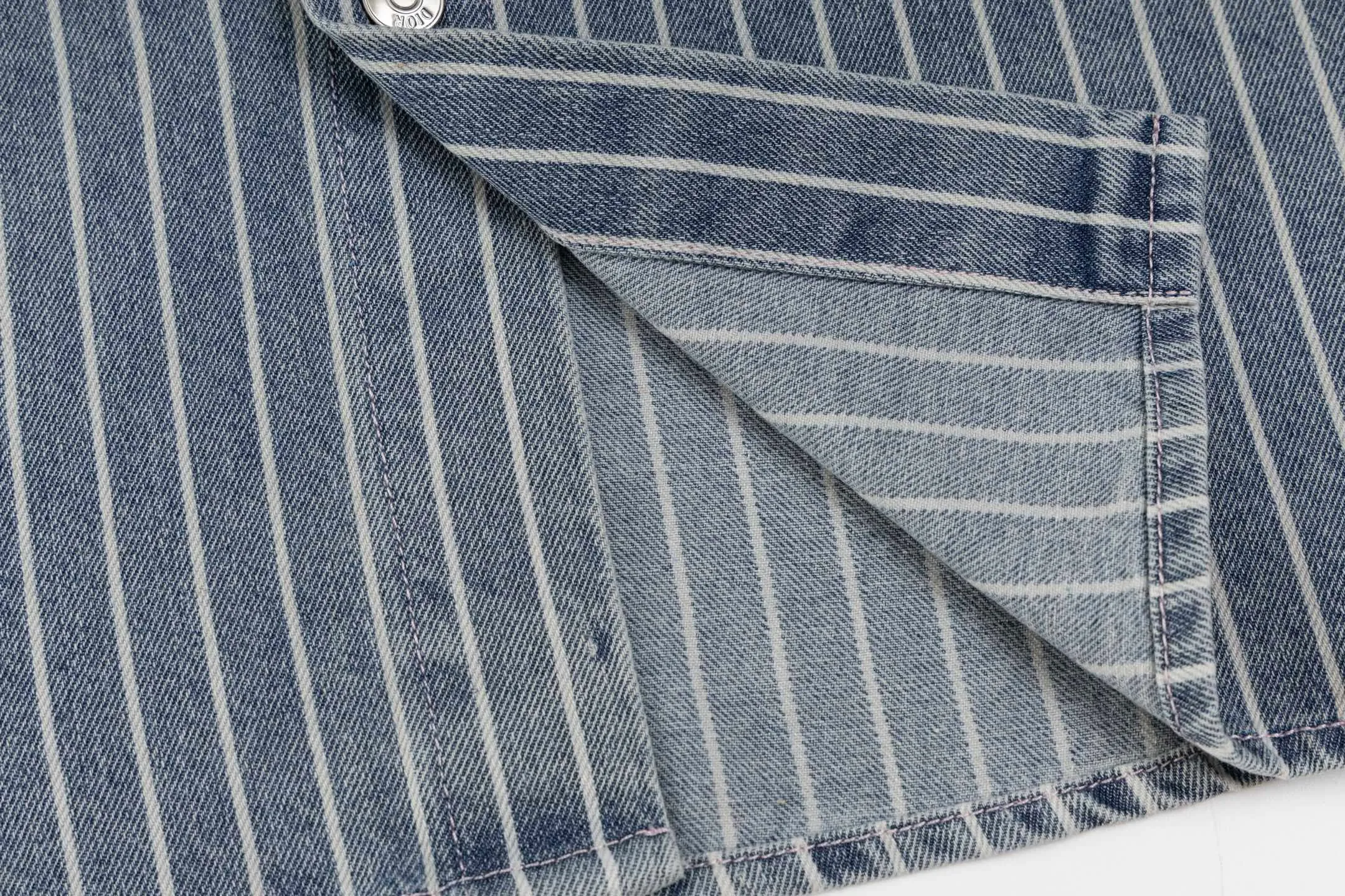 🅿️420 [Exclusive supply] CD Bermuda striped denim short-sleeved shirt. The fabric is made of blue striped cotton twill fabric. It is carefully made with an elegant silhouette and is decorated with Cistian Couture embroidery on the front, creating a classic and sophisticated look. Cistian Couture is a new product in the 2025 autumn series, reinterpreting the unique tailoring style. Size:38-39-40-41