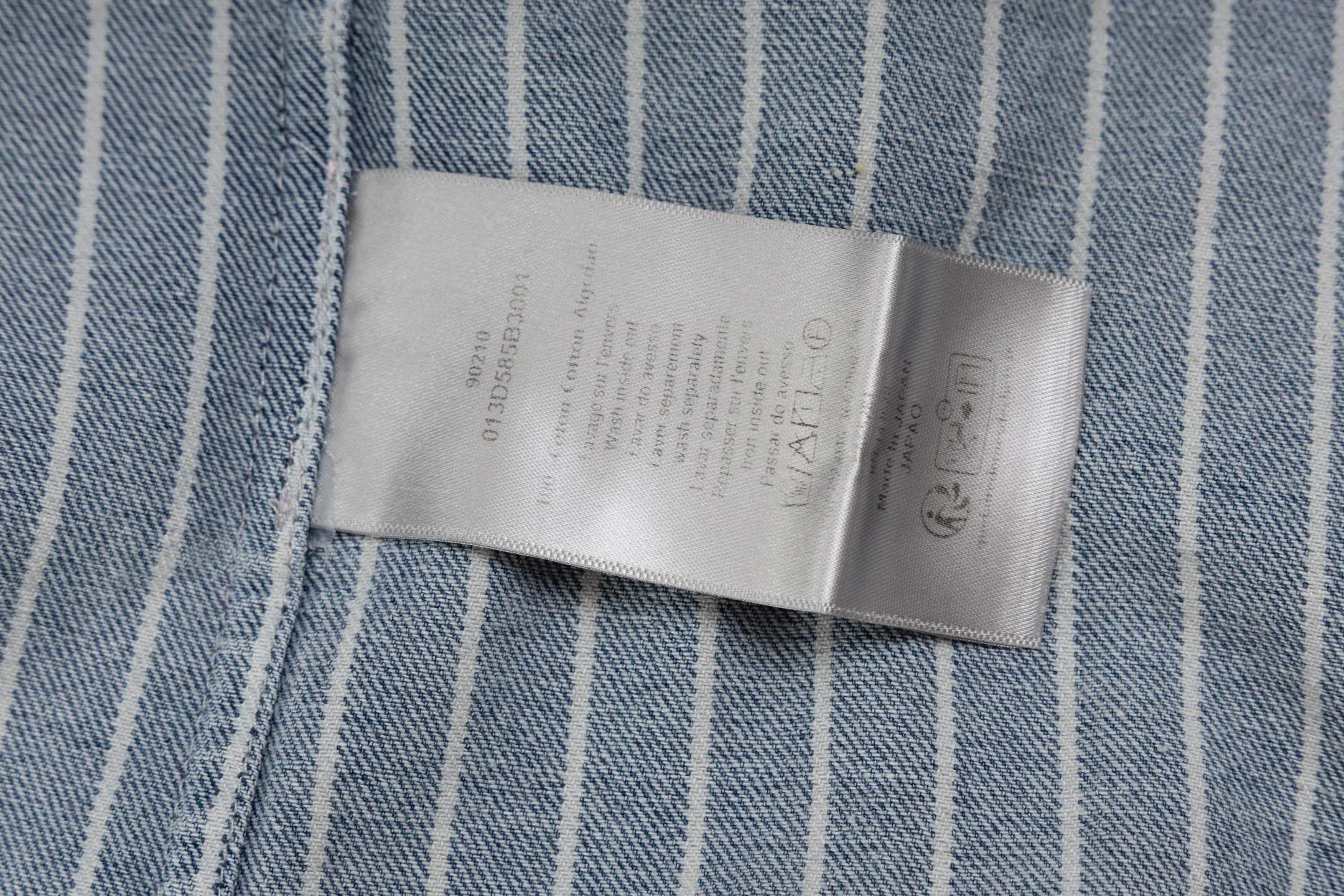 🅿️420 [Exclusive supply] CD Bermuda striped denim short-sleeved shirt. The fabric is made of blue striped cotton twill fabric. It is carefully made with an elegant silhouette and is decorated with Cistian Couture embroidery on the front, creating a classic and sophisticated look. Cistian Couture is a new product in the 2025 autumn series, reinterpreting the unique tailoring style. Size:38-39-40-41
