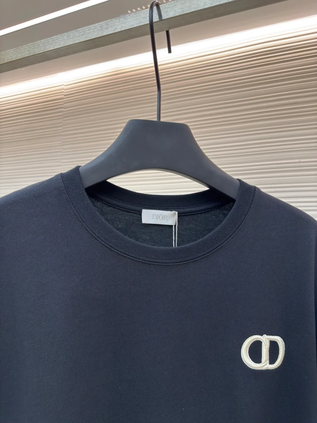 DIOR CD letter embroidery round neck short sleeves ●Authentic product: Purchased and developed for 5400 ●Item number: 1680437-A00 ●Fabric: pure cotton fabric ●Technology: embroidery process ●Version: fitted version ●Weight: about 320 grams ●Size: XS-S-M-L ●Description: The color is custom-woven and dyed, and the "CD" design on the chest. A perfect fashionable and trendy item! The oversize version is very slimming and can be worn with a T-skirt or shorts. Who wouldn’t love it? The texture of the customized fabric is super versatile and can be worn in all seasons. The overall routing is straight and delicate, the fabric is comfortable and soft, and the color is consistent with no color difference. It can be matched with the same style to create a fashionable look and control various occasions. Customized accessories, complete with three labels, same style for men and women!