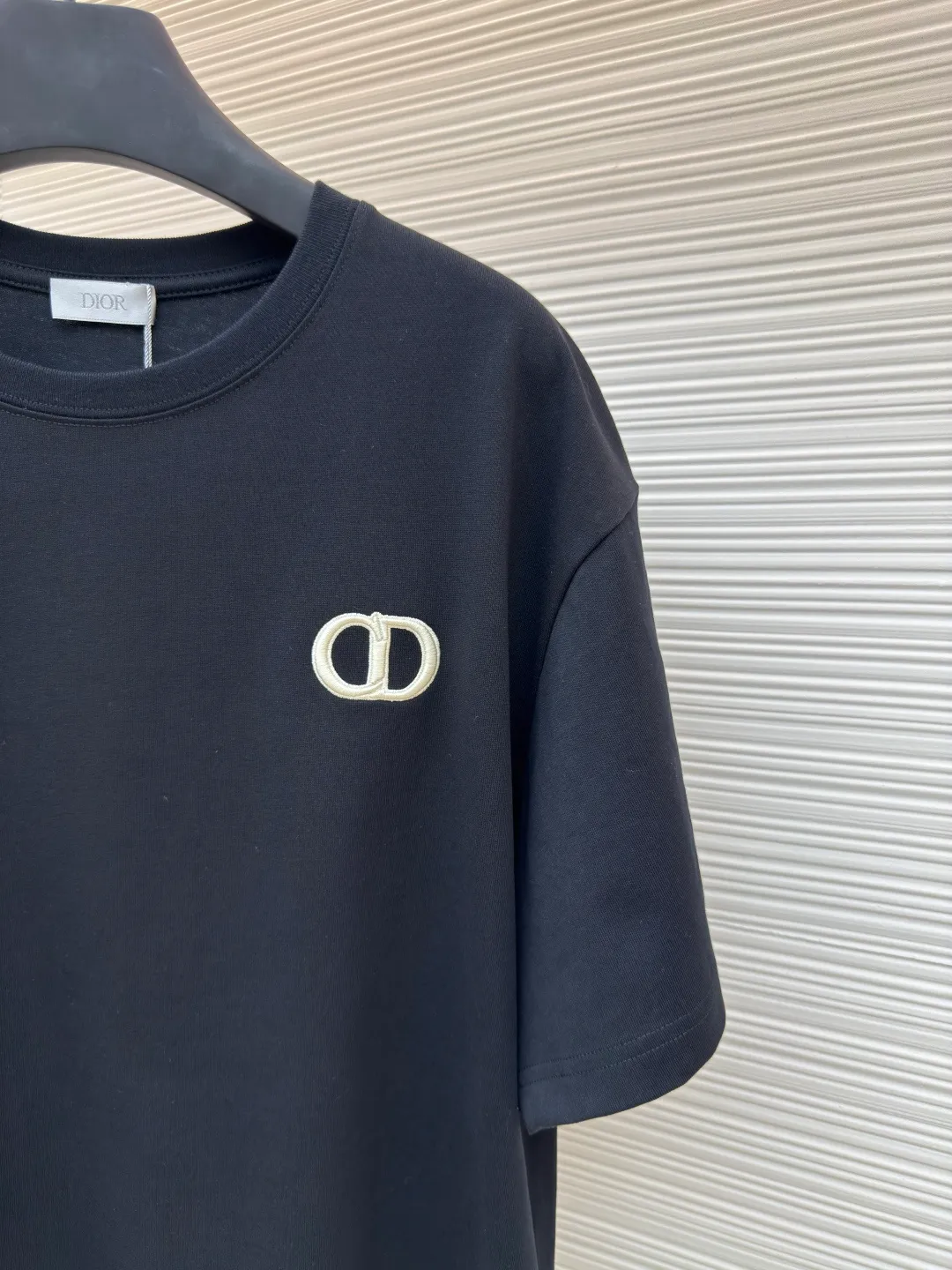 DIOR CD letter embroidery round neck short sleeves ●Authentic product: Purchased and developed for 5400 ●Item number: 1680437-A00 ●Fabric: pure cotton fabric ●Technology: embroidery process ●Version: fitted version ●Weight: about 320 grams ●Size: XS-S-M-L ●Description: The color is custom-woven and dyed, and the "CD" design on the chest. A perfect fashionable and trendy item! The oversize version is very slimming and can be worn with a T-skirt or shorts. Who wouldn’t love it? The texture of the customized fabric is super versatile and can be worn in all seasons. The overall routing is straight and delicate, the fabric is comfortable and soft, and the color is consistent with no color difference. It can be matched with the same style to create a fashionable look and control various occasions. Customized accessories, complete with three labels, same style for men and women!