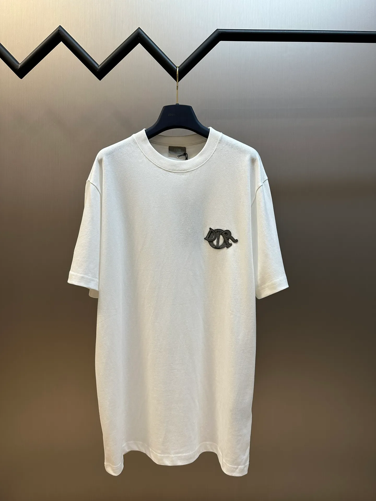 🅿️260 Dior patch letter short sleeves are made of pure cotton 12S fine cotton plain weave, weight 230g. The front is decorated with contrasting logo patches and small embroidered stamps, forming a decorative and iconic embroidery product. The logo is made of imported custom-made embroidery thread, which is dyed with lustrous mercerized embroidery thread, giving it a uniform and glossy finish. The exquisite embroidery machine combines complex embroidery needlework and fine detail processing to create a three-dimensional micro-relief embroidery effect; it is also highly durable and wear-resistant.  The standard round neck and short-sleeved version has a rounded arc neckline, which is suitable for various face shapes and body shapes; the sleeve length is moderate and ends just above the elbow, showing a smart and neat image. The slim fit can show off the wearer's body curves without sacrificing comfort. The collar, cuffs, hem and other parts are all sewn with fine double-needle stitching.  size：xs s m l