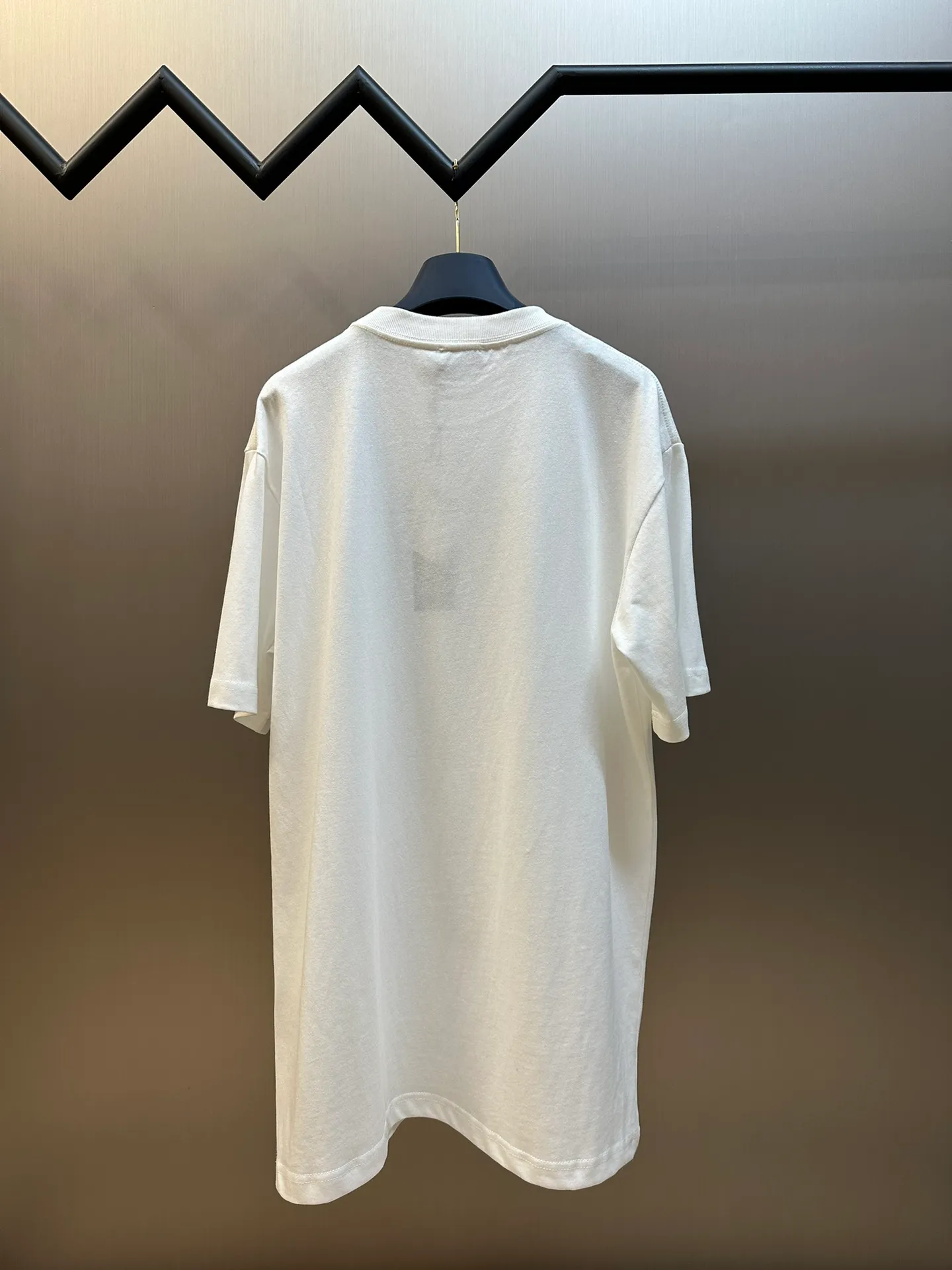🅿️260 Dior patch letter short sleeves are made of pure cotton 12S fine cotton plain weave, weight 230g. The front is decorated with contrasting logo patches and small embroidered stamps, forming a decorative and iconic embroidery product. The logo is made of imported custom-made embroidery thread, which is dyed with lustrous mercerized embroidery thread, giving it a uniform and glossy finish. The exquisite embroidery machine combines complex embroidery needlework and fine detail processing to create a three-dimensional micro-relief embroidery effect; it is also highly durable and wear-resistant.  The standard round neck and short-sleeved version has a rounded arc neckline, which is suitable for various face shapes and body shapes; the sleeve length is moderate and ends just above the elbow, showing a smart and neat image. The slim fit can show off the wearer's body curves without sacrificing comfort. The collar, cuffs, hem and other parts are all sewn with fine double-needle stitching.  size：xs s m l