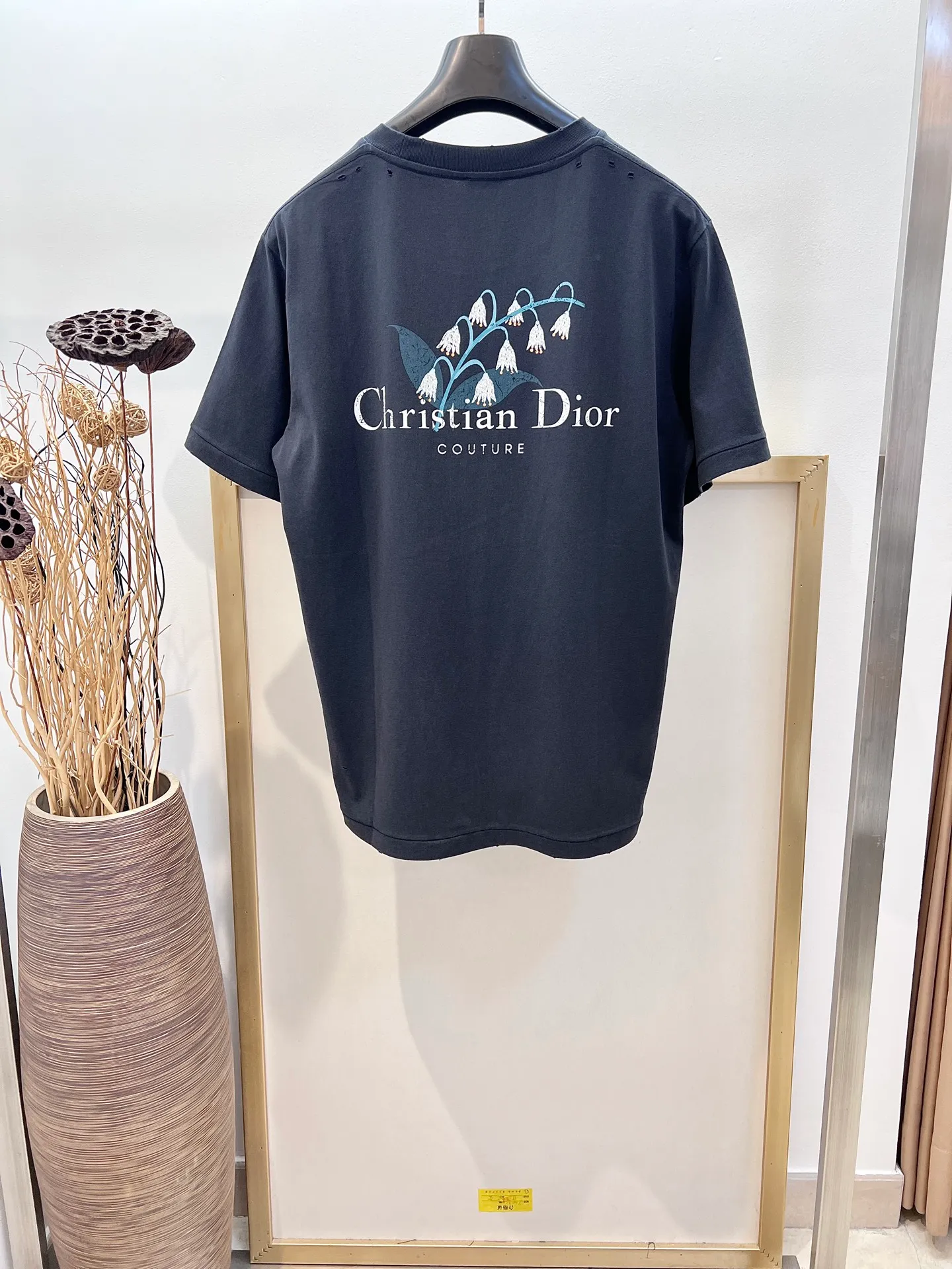🅿️240 🌈Size: s/m/l/xl gray/white, same style for men and women AS1977364858091 Dio*Dior loose fit lily of the valley cotton washed distressed half-sleeved T-shirt. New for the Fall 2025 men's collection, this Christian Dior Couture lily of the valley printed T-shirt adds an original touch to a classic style. Crafted from black distressed-effect cotton jersey, it's printed with the Christian Dior Couture signature on the back and embellished with lily of the valley flowers, a nod to Monsieur Dior's love of flowers. The comfortable silhouette pairs easily with a variety of jeans. Highlight fashion aesthetics and create a sophisticated casual look. ⚠️Washing method: Dry clean or fast machine wash in cold water wrapped inside out laundry bag!