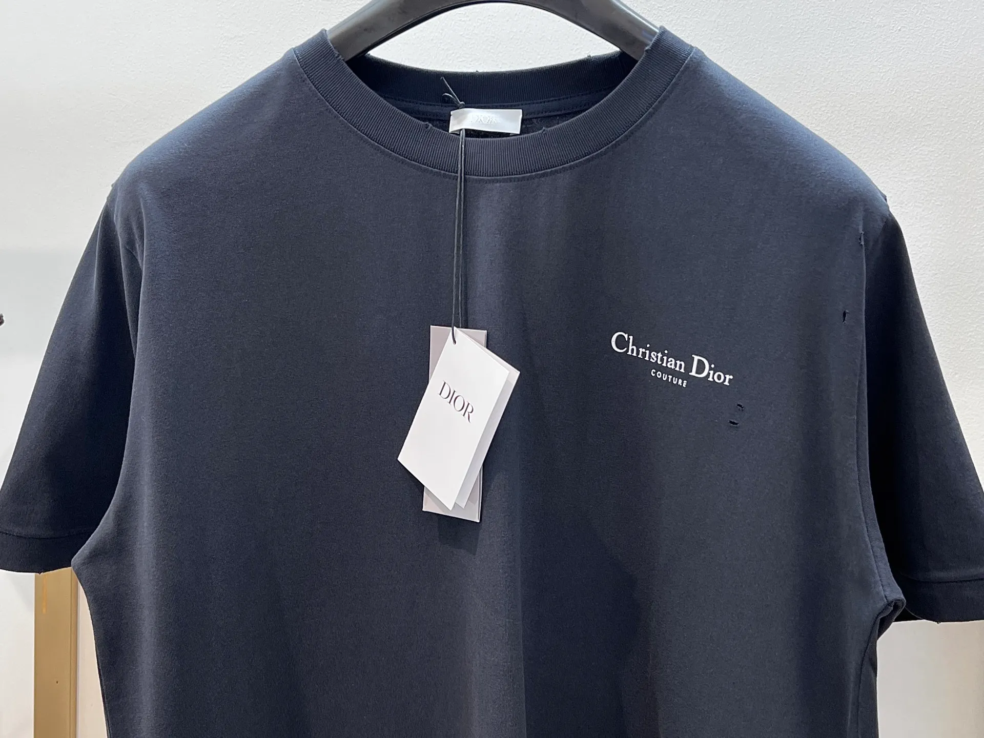🅿️240 🌈Size: s/m/l/xl gray/white, same style for men and women AS1977364858091 Dio*Dior loose fit lily of the valley cotton washed distressed half-sleeved T-shirt. New for the Fall 2025 men's collection, this Christian Dior Couture lily of the valley printed T-shirt adds an original touch to a classic style. Crafted from black distressed-effect cotton jersey, it's printed with the Christian Dior Couture signature on the back and embellished with lily of the valley flowers, a nod to Monsieur Dior's love of flowers. The comfortable silhouette pairs easily with a variety of jeans. Highlight fashion aesthetics and create a sophisticated casual look. ⚠️Washing method: Dry clean or fast machine wash in cold water wrapped inside out laundry bag!