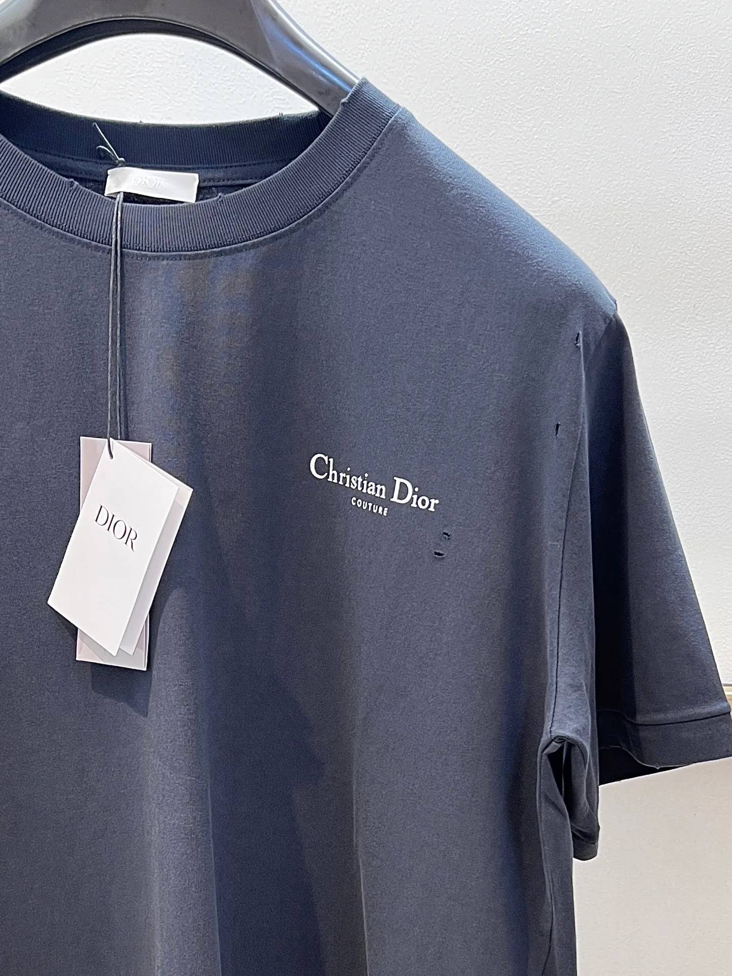 🅿️240 🌈Size: s/m/l/xl gray/white, same style for men and women AS1977364858091 Dio*Dior loose fit lily of the valley cotton washed distressed half-sleeved T-shirt. New for the Fall 2025 men's collection, this Christian Dior Couture lily of the valley printed T-shirt adds an original touch to a classic style. Crafted from black distressed-effect cotton jersey, it's printed with the Christian Dior Couture signature on the back and embellished with lily of the valley flowers, a nod to Monsieur Dior's love of flowers. The comfortable silhouette pairs easily with a variety of jeans. Highlight fashion aesthetics and create a sophisticated casual look. ⚠️Washing method: Dry clean or fast machine wash in cold water wrapped inside out laundry bag!