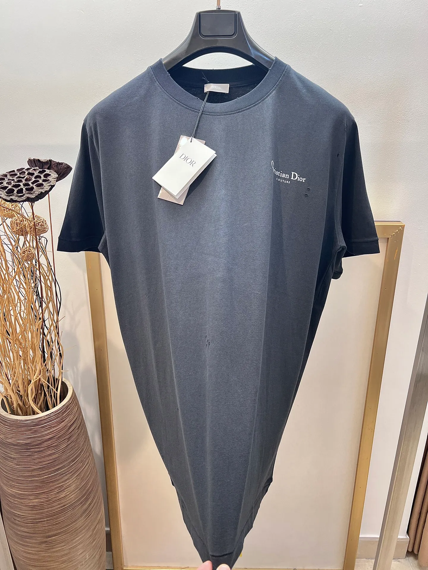 🅿️240 🌈Size: s/m/l/xl gray/white, same style for men and women AS1977364858091 Dio*Dior loose fit lily of the valley cotton washed distressed half-sleeved T-shirt. New for the Fall 2025 men's collection, this Christian Dior Couture lily of the valley printed T-shirt adds an original touch to a classic style. Crafted from black distressed-effect cotton jersey, it's printed with the Christian Dior Couture signature on the back and embellished with lily of the valley flowers, a nod to Monsieur Dior's love of flowers. The comfortable silhouette pairs easily with a variety of jeans. Highlight fashion aesthetics and create a sophisticated casual look. ⚠️Washing method: Dry clean or fast machine wash in cold water wrapped inside out laundry bag!