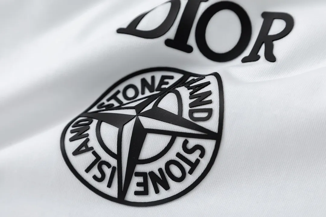 🅿️170 Dior Dior joint stone island series 2025 new three-dimensional silicone letter logo Uniform short-sleeved T-shirt for men and women ·Customized 280 grams of 100% double yarn pure cotton fabric ·Defined dyeing of 32 double-strand threads ·Laser three-dimensional convex glue technology ·Collar label, hangtag, main mark and three labels complete Color: white Size: XS S M L