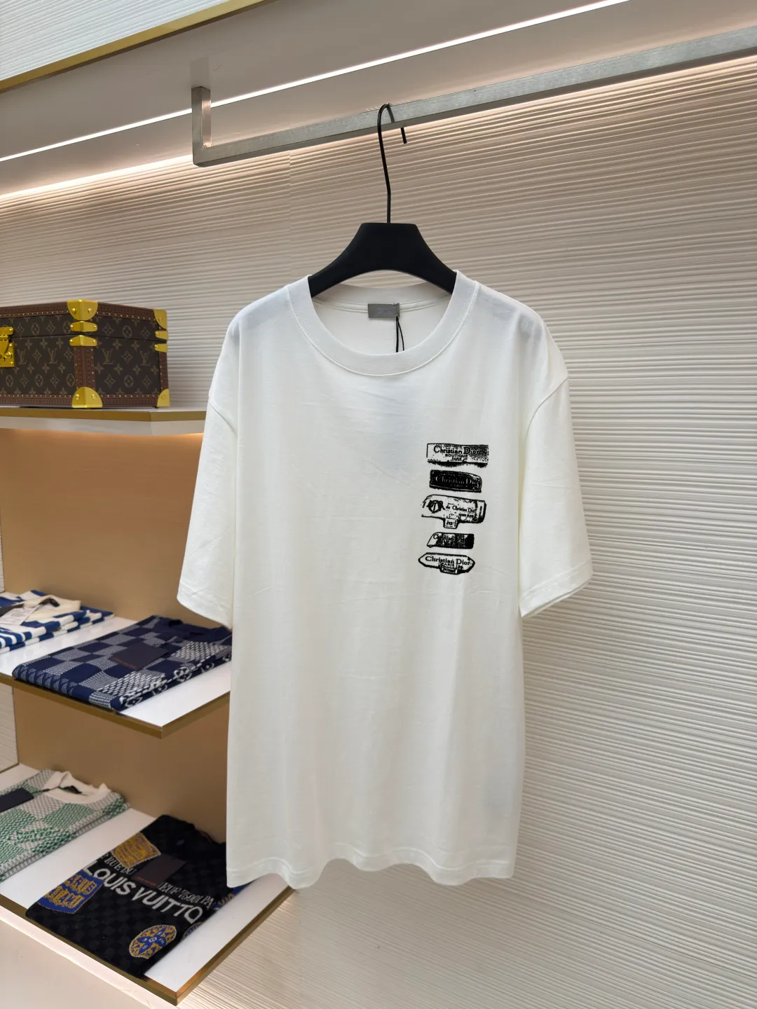 Dior flocked logo T-shirt ●Authentic product: purchased and developed by 7200 ●Item number: 1680147-A05 ●Fabric: pure cotton fabric ●Technology: flocked jacquard production ●Version: fitted version ●Weight: about 255 grams ●Size: XS-S-M-L ●Description: The fabric is made of 50s double-ply long-staple cotton plain fabric, treated with dust-free wool technology to give a light and soft cotton feel. It is matched with 32s single-ply yarn combed cotton 1*1 collar rib. The fabric is printed with hand-made platen screen flocking, and the bottom layer is coated with anti-sublimation liquid. The flocking slurry is scraped, and the pile is made of 0.2mm high viscose velvet. The two-color pile is mixed. The bottom of the cage cover is electrostatically flocked. The flocking operation time is tested multiple times by pattern making to control the number and density of the pile to ensure that the visual effect is consistent with the original. The overall wiring is straight and delicate, the fabric is comfortable and soft, and the color is consistent without color difference. It can be matched with the same style to create a fashionable look and control various occasions. Customized accessories, complete with three standards, same style for men and women!