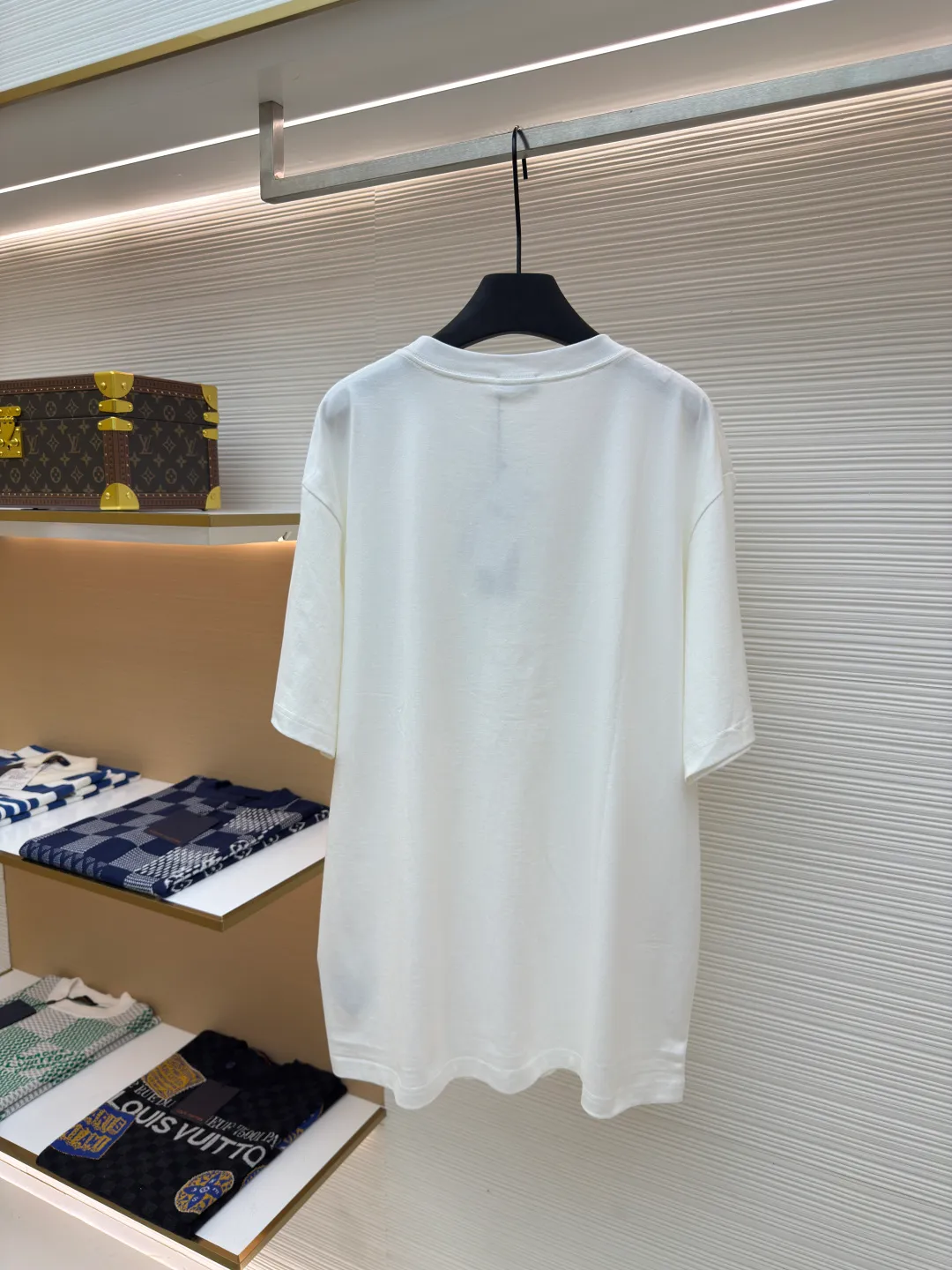 Dior flocked logo T-shirt ●Authentic product: purchased and developed by 7200 ●Item number: 1680147-A05 ●Fabric: pure cotton fabric ●Technology: flocked jacquard production ●Version: fitted version ●Weight: about 255 grams ●Size: XS-S-M-L ●Description: The fabric is made of 50s double-ply long-staple cotton plain fabric, treated with dust-free wool technology to give a light and soft cotton feel. It is matched with 32s single-ply yarn combed cotton 1*1 collar rib. The fabric is printed with hand-made platen screen flocking, and the bottom layer is coated with anti-sublimation liquid. The flocking slurry is scraped, and the pile is made of 0.2mm high viscose velvet. The two-color pile is mixed. The bottom of the cage cover is electrostatically flocked. The flocking operation time is tested multiple times by pattern making to control the number and density of the pile to ensure that the visual effect is consistent with the original. The overall wiring is straight and delicate, the fabric is comfortable and soft, and the color is consistent without color difference. It can be matched with the same style to create a fashionable look and control various occasions. Customized accessories, complete with three standards, same style for men and women!