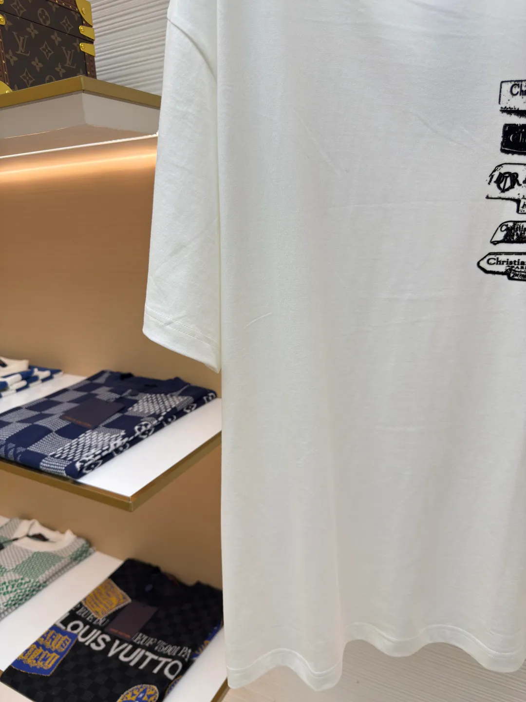 Dior flocked logo T-shirt ●Authentic product: purchased and developed by 7200 ●Item number: 1680147-A05 ●Fabric: pure cotton fabric ●Technology: flocked jacquard production ●Version: fitted version ●Weight: about 255 grams ●Size: XS-S-M-L ●Description: The fabric is made of 50s double-ply long-staple cotton plain fabric, treated with dust-free wool technology to give a light and soft cotton feel. It is matched with 32s single-ply yarn combed cotton 1*1 collar rib. The fabric is printed with hand-made platen screen flocking, and the bottom layer is coated with anti-sublimation liquid. The flocking slurry is scraped, and the pile is made of 0.2mm high viscose velvet. The two-color pile is mixed. The bottom of the cage cover is electrostatically flocked. The flocking operation time is tested multiple times by pattern making to control the number and density of the pile to ensure that the visual effect is consistent with the original. The overall wiring is straight and delicate, the fabric is comfortable and soft, and the color is consistent without color difference. It can be matched with the same style to create a fashionable look and control various occasions. Customized accessories, complete with three standards, same style for men and women!