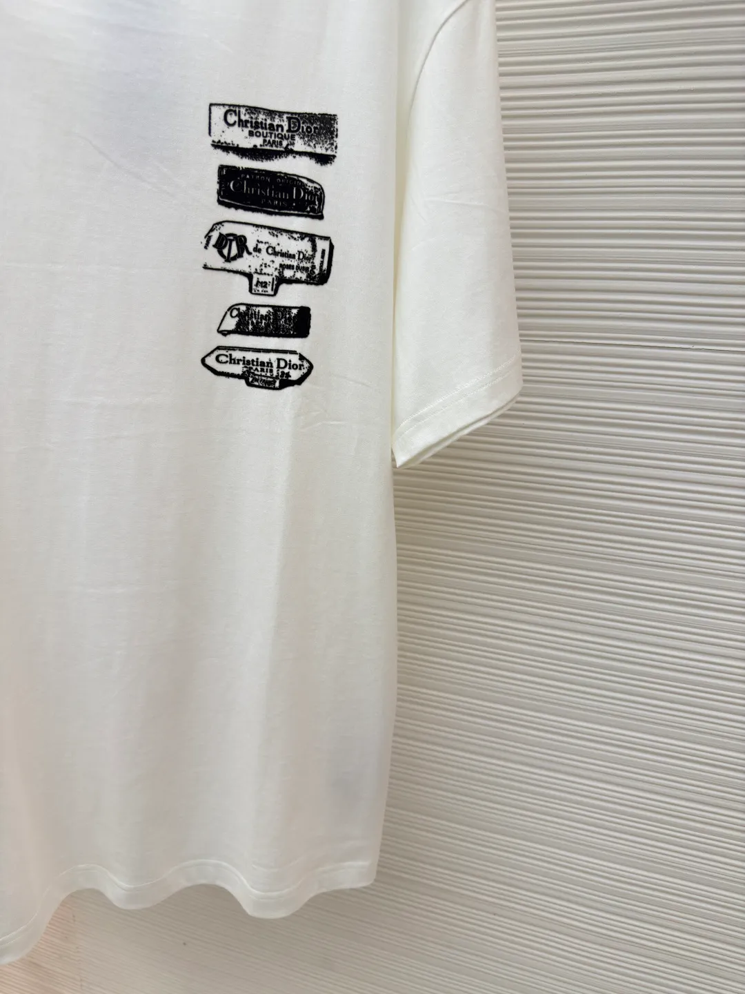 Dior flocked logo T-shirt ●Authentic product: purchased and developed by 7200 ●Item number: 1680147-A05 ●Fabric: pure cotton fabric ●Technology: flocked jacquard production ●Version: fitted version ●Weight: about 255 grams ●Size: XS-S-M-L ●Description: The fabric is made of 50s double-ply long-staple cotton plain fabric, treated with dust-free wool technology to give a light and soft cotton feel. It is matched with 32s single-ply yarn combed cotton 1*1 collar rib. The fabric is printed with hand-made platen screen flocking, and the bottom layer is coated with anti-sublimation liquid. The flocking slurry is scraped, and the pile is made of 0.2mm high viscose velvet. The two-color pile is mixed. The bottom of the cage cover is electrostatically flocked. The flocking operation time is tested multiple times by pattern making to control the number and density of the pile to ensure that the visual effect is consistent with the original. The overall wiring is straight and delicate, the fabric is comfortable and soft, and the color is consistent without color difference. It can be matched with the same style to create a fashionable look and control various occasions. Customized accessories, complete with three standards, same style for men and women!