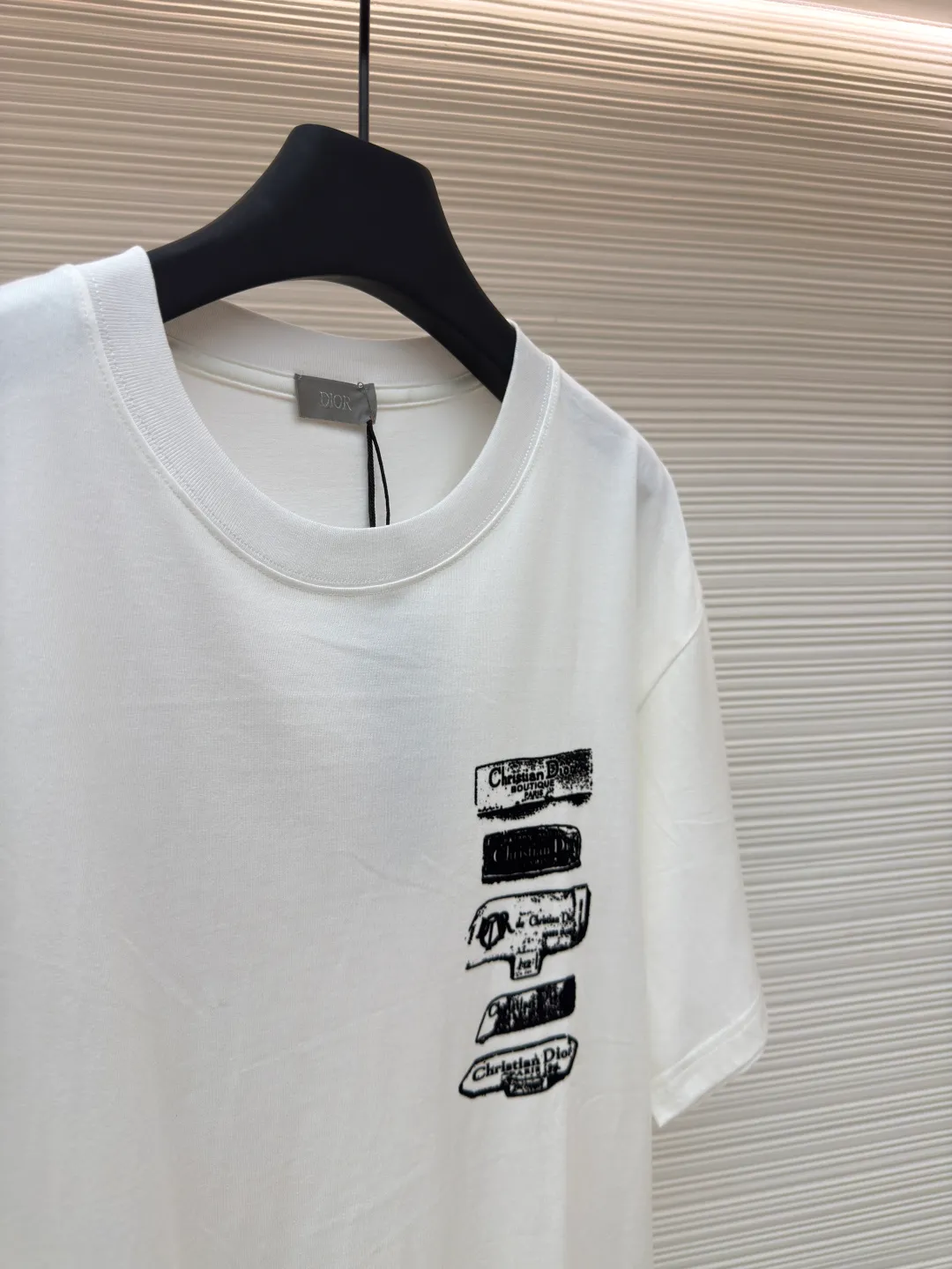 Dior flocked logo T-shirt ●Authentic product: purchased and developed by 7200 ●Item number: 1680147-A05 ●Fabric: pure cotton fabric ●Technology: flocked jacquard production ●Version: fitted version ●Weight: about 255 grams ●Size: XS-S-M-L ●Description: The fabric is made of 50s double-ply long-staple cotton plain fabric, treated with dust-free wool technology to give a light and soft cotton feel. It is matched with 32s single-ply yarn combed cotton 1*1 collar rib. The fabric is printed with hand-made platen screen flocking, and the bottom layer is coated with anti-sublimation liquid. The flocking slurry is scraped, and the pile is made of 0.2mm high viscose velvet. The two-color pile is mixed. The bottom of the cage cover is electrostatically flocked. The flocking operation time is tested multiple times by pattern making to control the number and density of the pile to ensure that the visual effect is consistent with the original. The overall wiring is straight and delicate, the fabric is comfortable and soft, and the color is consistent without color difference. It can be matched with the same style to create a fashionable look and control various occasions. Customized accessories, complete with three standards, same style for men and women!