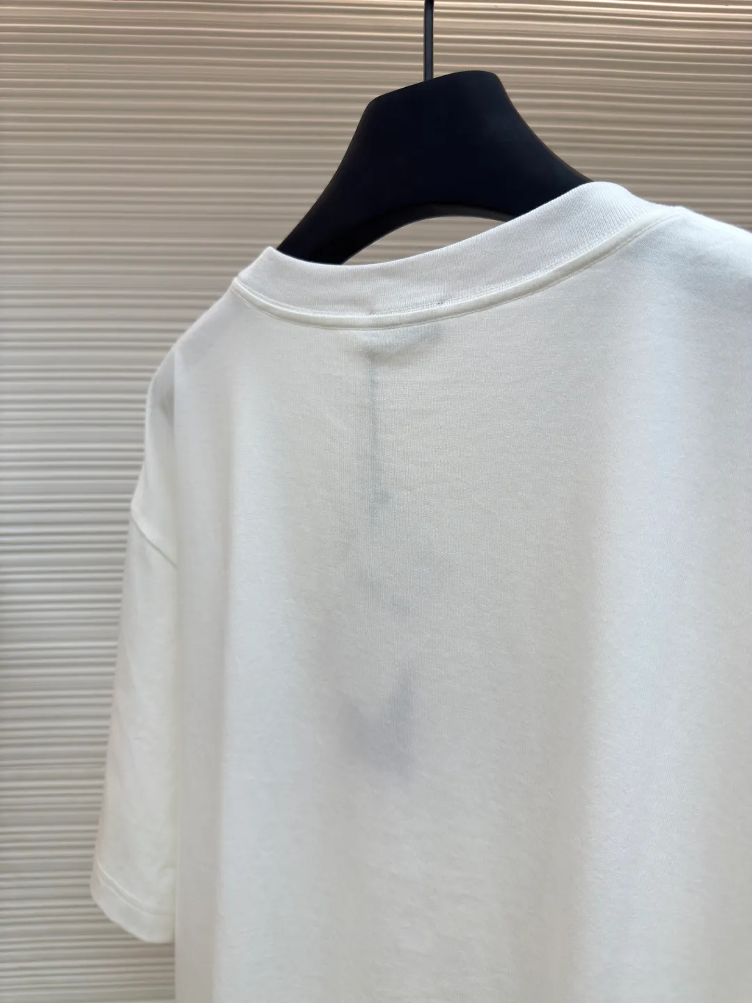 Dior flocked logo T-shirt ●Authentic product: purchased and developed by 7200 ●Item number: 1680147-A05 ●Fabric: pure cotton fabric ●Technology: flocked jacquard production ●Version: fitted version ●Weight: about 255 grams ●Size: XS-S-M-L ●Description: The fabric is made of 50s double-ply long-staple cotton plain fabric, treated with dust-free wool technology to give a light and soft cotton feel. It is matched with 32s single-ply yarn combed cotton 1*1 collar rib. The fabric is printed with hand-made platen screen flocking, and the bottom layer is coated with anti-sublimation liquid. The flocking slurry is scraped, and the pile is made of 0.2mm high viscose velvet. The two-color pile is mixed. The bottom of the cage cover is electrostatically flocked. The flocking operation time is tested multiple times by pattern making to control the number and density of the pile to ensure that the visual effect is consistent with the original. The overall wiring is straight and delicate, the fabric is comfortable and soft, and the color is consistent without color difference. It can be matched with the same style to create a fashionable look and control various occasions. Customized accessories, complete with three standards, same style for men and women!