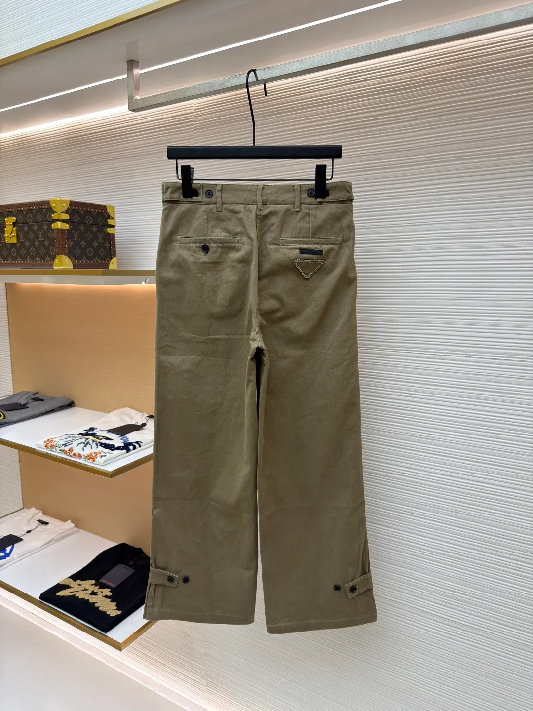 Prada zipper wide-leg twill casual pants ●Original version: Purchased and developed by 13474 ●Item number: 1681427-B00 ●Material: twill cotton fabric ●Technology: embroidery production ●Color: Khaki ●Version: Fitted version ●Weight: about 525 grams ●Size: S-M-L-XL ●Description: These casual pants are made of high-end chinos, which are stiff, wear-resistant and have a retro texture. The trousers are loose and wide-legged. The multi-piece splicing process creates a three-dimensional trousers body structure. The splicing design on the trouser legs is made by precise topstitching, making the lines clear and firm, which enhances the workwear style while enhancing the sense of hierarchy. The waistband is a classic denim-style waistband with metal buttons and zippers, which is strong and durable. The trouser legs are processed with hemming + slits to make the edges smooth and more flexible when walking. The fabric has been dyed through an environmentally friendly dyeing process. The mud gray color is uniform and has excellent color fastness. It is not easy to fade after long-term wear. The stitching from the waistband to the body of the trousers is made of high-density twill stitching, and the stitching is solid and wear-resistant. It is a fine product that combines retro workwear elements with modern wide-leg styles. The craftsmanship is solid and comfortable to wear, demonstrating Prada's control over details and quality. The overall wiring is straight and delicate, the fabric is comfortable and soft, and the color is consistent without color difference. It can be matched with the same style to create a fashionable look and control various occasions. Customized accessories, complete with three standards, same style for men and women!
