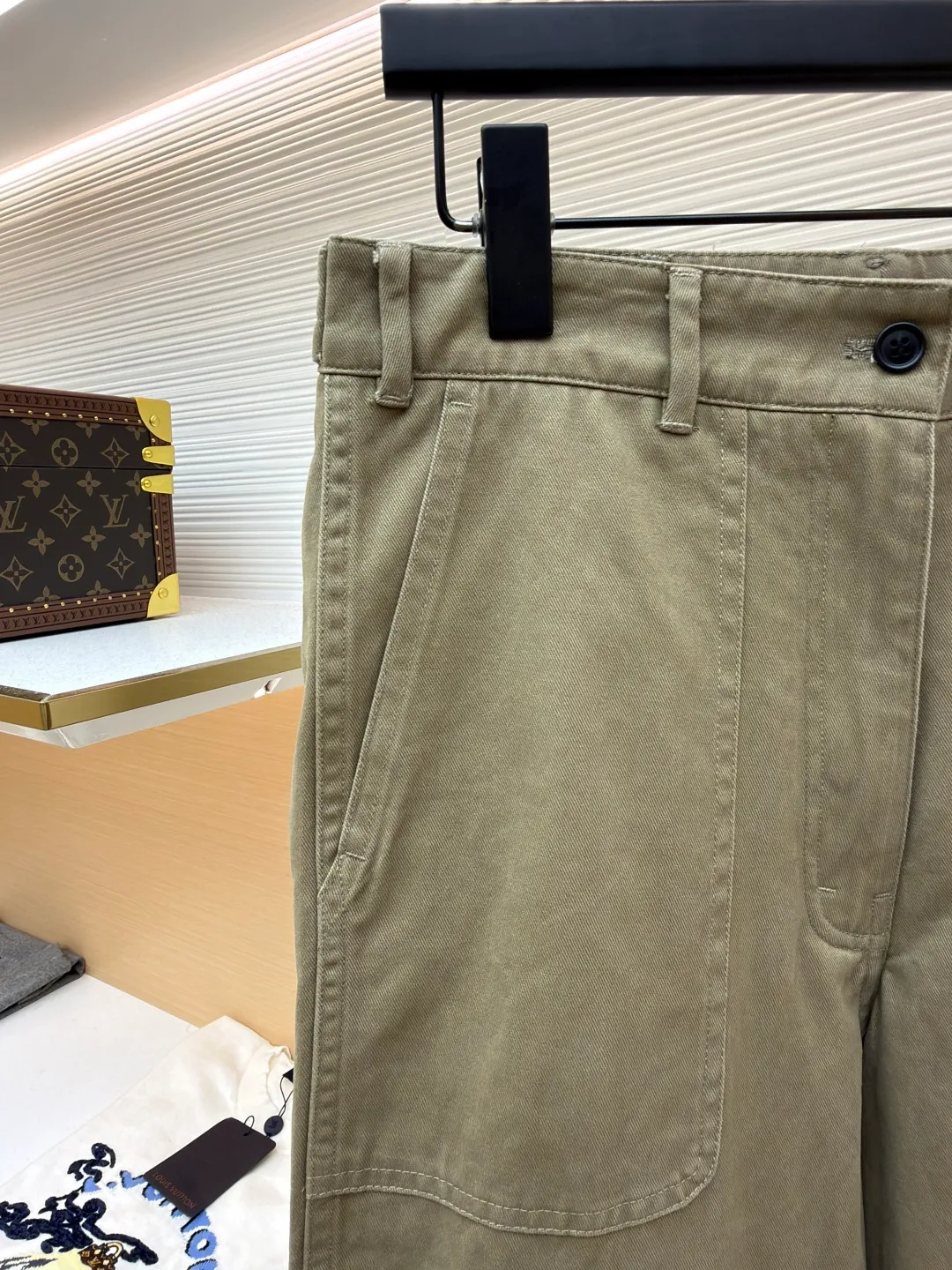 Prada zipper wide-leg twill casual pants ●Original version: Purchased and developed by 13474 ●Item number: 1681427-B00 ●Material: twill cotton fabric ●Technology: embroidery production ●Color: Khaki ●Version: Fitted version ●Weight: about 525 grams ●Size: S-M-L-XL ●Description: These casual pants are made of high-end chinos, which are stiff, wear-resistant and have a retro texture. The trousers are loose and wide-legged. The multi-piece splicing process creates a three-dimensional trousers body structure. The splicing design on the trouser legs is made by precise topstitching, making the lines clear and firm, which enhances the workwear style while enhancing the sense of hierarchy. The waistband is a classic denim-style waistband with metal buttons and zippers, which is strong and durable. The trouser legs are processed with hemming + slits to make the edges smooth and more flexible when walking. The fabric has been dyed through an environmentally friendly dyeing process. The mud gray color is uniform and has excellent color fastness. It is not easy to fade after long-term wear. The stitching from the waistband to the body of the trousers is made of high-density twill stitching, and the stitching is solid and wear-resistant. It is a fine product that combines retro workwear elements with modern wide-leg styles. The craftsmanship is solid and comfortable to wear, demonstrating Prada's control over details and quality. The overall wiring is straight and delicate, the fabric is comfortable and soft, and the color is consistent without color difference. It can be matched with the same style to create a fashionable look and control various occasions. Customized accessories, complete with three standards, same style for men and women!