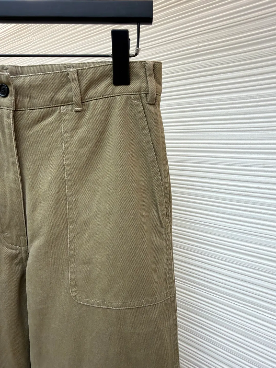 Prada zipper wide-leg twill casual pants ●Original version: Purchased and developed by 13474 ●Item number: 1681427-B00 ●Material: twill cotton fabric ●Technology: embroidery production ●Color: Khaki ●Version: Fitted version ●Weight: about 525 grams ●Size: S-M-L-XL ●Description: These casual pants are made of high-end chinos, which are stiff, wear-resistant and have a retro texture. The trousers are loose and wide-legged. The multi-piece splicing process creates a three-dimensional trousers body structure. The splicing design on the trouser legs is made by precise topstitching, making the lines clear and firm, which enhances the workwear style while enhancing the sense of hierarchy. The waistband is a classic denim-style waistband with metal buttons and zippers, which is strong and durable. The trouser legs are processed with hemming + slits to make the edges smooth and more flexible when walking. The fabric has been dyed through an environmentally friendly dyeing process. The mud gray color is uniform and has excellent color fastness. It is not easy to fade after long-term wear. The stitching from the waistband to the body of the trousers is made of high-density twill stitching, and the stitching is solid and wear-resistant. It is a fine product that combines retro workwear elements with modern wide-leg styles. The craftsmanship is solid and comfortable to wear, demonstrating Prada's control over details and quality. The overall wiring is straight and delicate, the fabric is comfortable and soft, and the color is consistent without color difference. It can be matched with the same style to create a fashionable look and control various occasions. Customized accessories, complete with three standards, same style for men and women!