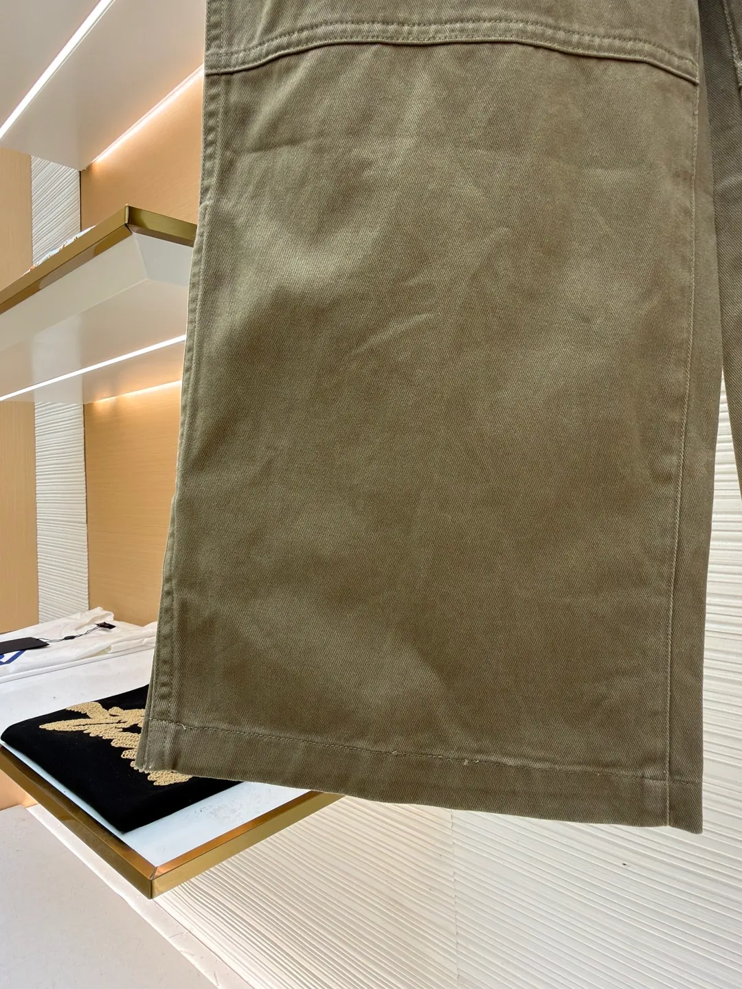 Prada zipper wide-leg twill casual pants ●Original version: Purchased and developed by 13474 ●Item number: 1681427-B00 ●Material: twill cotton fabric ●Technology: embroidery production ●Color: Khaki ●Version: Fitted version ●Weight: about 525 grams ●Size: S-M-L-XL ●Description: These casual pants are made of high-end chinos, which are stiff, wear-resistant and have a retro texture. The trousers are loose and wide-legged. The multi-piece splicing process creates a three-dimensional trousers body structure. The splicing design on the trouser legs is made by precise topstitching, making the lines clear and firm, which enhances the workwear style while enhancing the sense of hierarchy. The waistband is a classic denim-style waistband with metal buttons and zippers, which is strong and durable. The trouser legs are processed with hemming + slits to make the edges smooth and more flexible when walking. The fabric has been dyed through an environmentally friendly dyeing process. The mud gray color is uniform and has excellent color fastness. It is not easy to fade after long-term wear. The stitching from the waistband to the body of the trousers is made of high-density twill stitching, and the stitching is solid and wear-resistant. It is a fine product that combines retro workwear elements with modern wide-leg styles. The craftsmanship is solid and comfortable to wear, demonstrating Prada's control over details and quality. The overall wiring is straight and delicate, the fabric is comfortable and soft, and the color is consistent without color difference. It can be matched with the same style to create a fashionable look and control various occasions. Customized accessories, complete with three standards, same style for men and women!