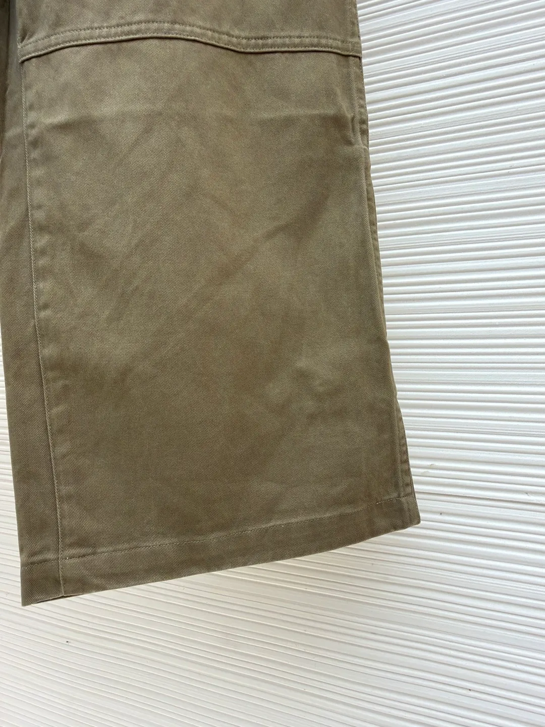 Prada zipper wide-leg twill casual pants ●Original version: Purchased and developed by 13474 ●Item number: 1681427-B00 ●Material: twill cotton fabric ●Technology: embroidery production ●Color: Khaki ●Version: Fitted version ●Weight: about 525 grams ●Size: S-M-L-XL ●Description: These casual pants are made of high-end chinos, which are stiff, wear-resistant and have a retro texture. The trousers are loose and wide-legged. The multi-piece splicing process creates a three-dimensional trousers body structure. The splicing design on the trouser legs is made by precise topstitching, making the lines clear and firm, which enhances the workwear style while enhancing the sense of hierarchy. The waistband is a classic denim-style waistband with metal buttons and zippers, which is strong and durable. The trouser legs are processed with hemming + slits to make the edges smooth and more flexible when walking. The fabric has been dyed through an environmentally friendly dyeing process. The mud gray color is uniform and has excellent color fastness. It is not easy to fade after long-term wear. The stitching from the waistband to the body of the trousers is made of high-density twill stitching, and the stitching is solid and wear-resistant. It is a fine product that combines retro workwear elements with modern wide-leg styles. The craftsmanship is solid and comfortable to wear, demonstrating Prada's control over details and quality. The overall wiring is straight and delicate, the fabric is comfortable and soft, and the color is consistent without color difference. It can be matched with the same style to create a fashionable look and control various occasions. Customized accessories, complete with three standards, same style for men and women!
