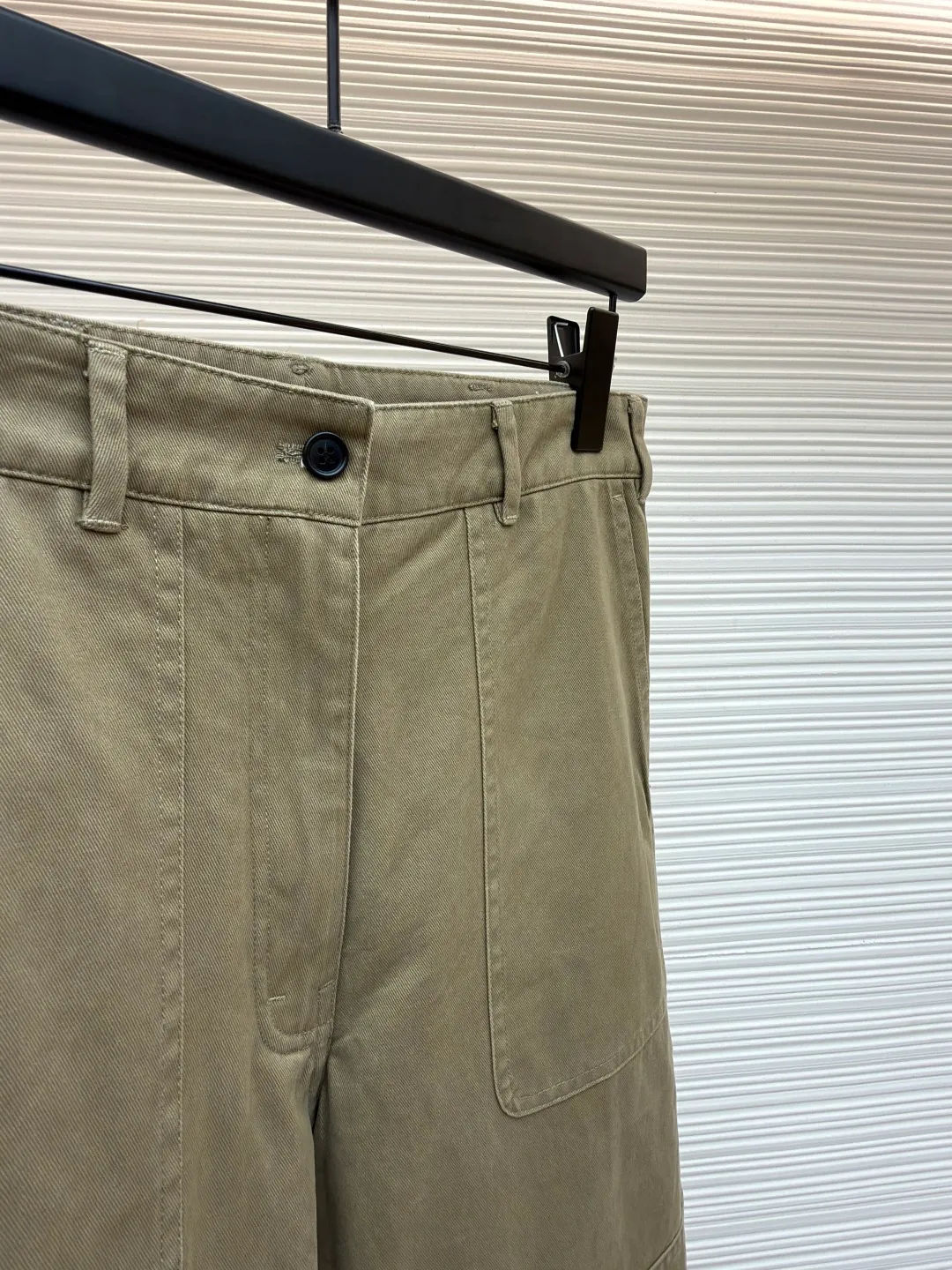 Prada zipper wide-leg twill casual pants ●Original version: Purchased and developed by 13474 ●Item number: 1681427-B00 ●Material: twill cotton fabric ●Technology: embroidery production ●Color: Khaki ●Version: Fitted version ●Weight: about 525 grams ●Size: S-M-L-XL ●Description: These casual pants are made of high-end chinos, which are stiff, wear-resistant and have a retro texture. The trousers are loose and wide-legged. The multi-piece splicing process creates a three-dimensional trousers body structure. The splicing design on the trouser legs is made by precise topstitching, making the lines clear and firm, which enhances the workwear style while enhancing the sense of hierarchy. The waistband is a classic denim-style waistband with metal buttons and zippers, which is strong and durable. The trouser legs are processed with hemming + slits to make the edges smooth and more flexible when walking. The fabric has been dyed through an environmentally friendly dyeing process. The mud gray color is uniform and has excellent color fastness. It is not easy to fade after long-term wear. The stitching from the waistband to the body of the trousers is made of high-density twill stitching, and the stitching is solid and wear-resistant. It is a fine product that combines retro workwear elements with modern wide-leg styles. The craftsmanship is solid and comfortable to wear, demonstrating Prada's control over details and quality. The overall wiring is straight and delicate, the fabric is comfortable and soft, and the color is consistent without color difference. It can be matched with the same style to create a fashionable look and control various occasions. Customized accessories, complete with three standards, same style for men and women!