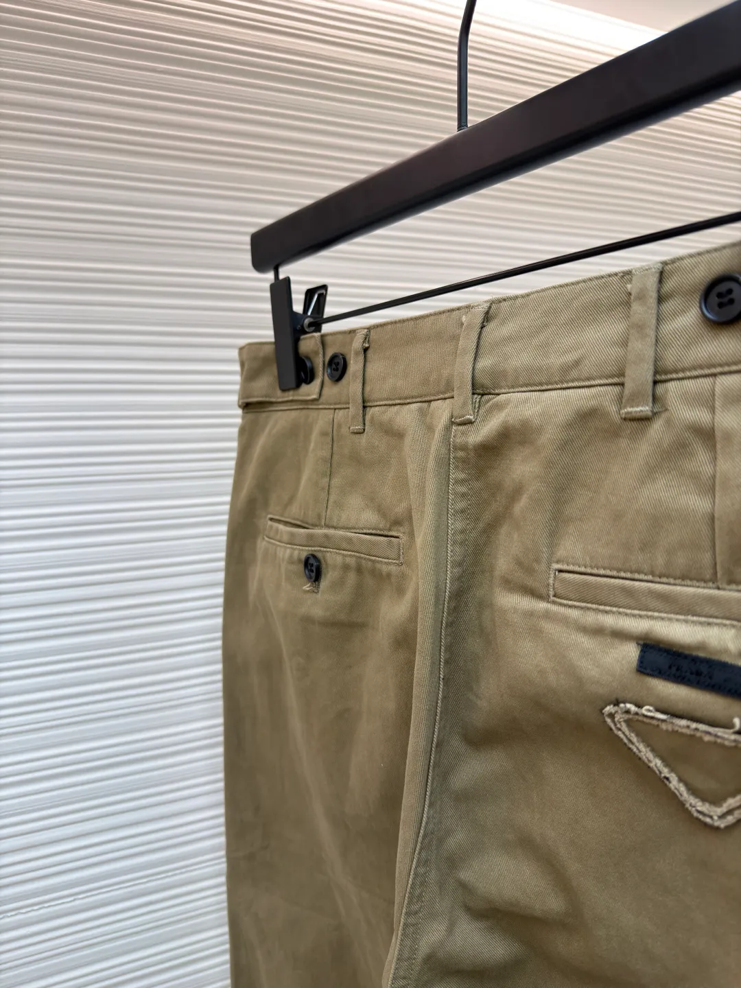 Prada zipper wide-leg twill casual pants ●Original version: Purchased and developed by 13474 ●Item number: 1681427-B00 ●Material: twill cotton fabric ●Technology: embroidery production ●Color: Khaki ●Version: Fitted version ●Weight: about 525 grams ●Size: S-M-L-XL ●Description: These casual pants are made of high-end chinos, which are stiff, wear-resistant and have a retro texture. The trousers are loose and wide-legged. The multi-piece splicing process creates a three-dimensional trousers body structure. The splicing design on the trouser legs is made by precise topstitching, making the lines clear and firm, which enhances the workwear style while enhancing the sense of hierarchy. The waistband is a classic denim-style waistband with metal buttons and zippers, which is strong and durable. The trouser legs are processed with hemming + slits to make the edges smooth and more flexible when walking. The fabric has been dyed through an environmentally friendly dyeing process. The mud gray color is uniform and has excellent color fastness. It is not easy to fade after long-term wear. The stitching from the waistband to the body of the trousers is made of high-density twill stitching, and the stitching is solid and wear-resistant. It is a fine product that combines retro workwear elements with modern wide-leg styles. The craftsmanship is solid and comfortable to wear, demonstrating Prada's control over details and quality. The overall wiring is straight and delicate, the fabric is comfortable and soft, and the color is consistent without color difference. It can be matched with the same style to create a fashionable look and control various occasions. Customized accessories, complete with three standards, same style for men and women!