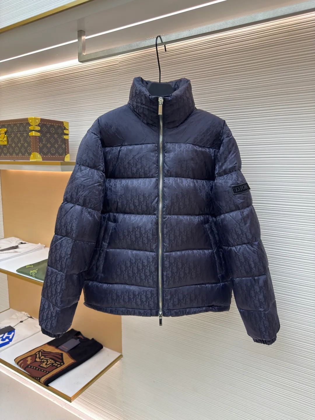 Dior oblique dark pattern old flower stand collar down jacket ●Original version: purchased and developed by 15679 ●Item number: 1680766-C45 ●Fabric: down fabric ●Technology: full-width jacquard production ●Version: fitted version ●Weight: about 980 grams ●Size: 46-48-50-52-54-56 ●Description: This is a down with ultra-complex craftsmanship. The customization cycle of the fabric is as long as 50 days. Based on the original fabric, laser jacquard makes the whole piece concave and convex, with a stronger three-dimensional effect and a more obvious 3D effect. ✨This fabric has a good hand feel, and the dark pattern presbyopia on it is very low-key. The fabric shows a dark luster and is extremely waterproof! The real texture is more perfect, custom-woven high-density satin nylon material and dark jacquard weave, simple and refreshing, thick and fluffy, super three-proof fabric, waterproof, stain-proof and dust-proof! ✨ Full-width jacquard LOGO, ultra-high-end luxury and style. The handsomeness and eye-catching index of the upper body are absolutely NO. 1. Fully custom-woven jacquard LOGO technology fabric, high-density polyester fiber. It is a new type of heat-insulating and light-weight fabric. It has a light texture, delicate and soft warmth and breathability. Especially the LOGO jacquard produces different light and dark interweaving under different lights! The overall wiring is straight and delicate, the fabric is comfortable and soft, and the color is consistent without color difference. It can be matched with the same style to create a fashionable look and control various occasions. Customized accessories, complete with three standards, same style for men and women!