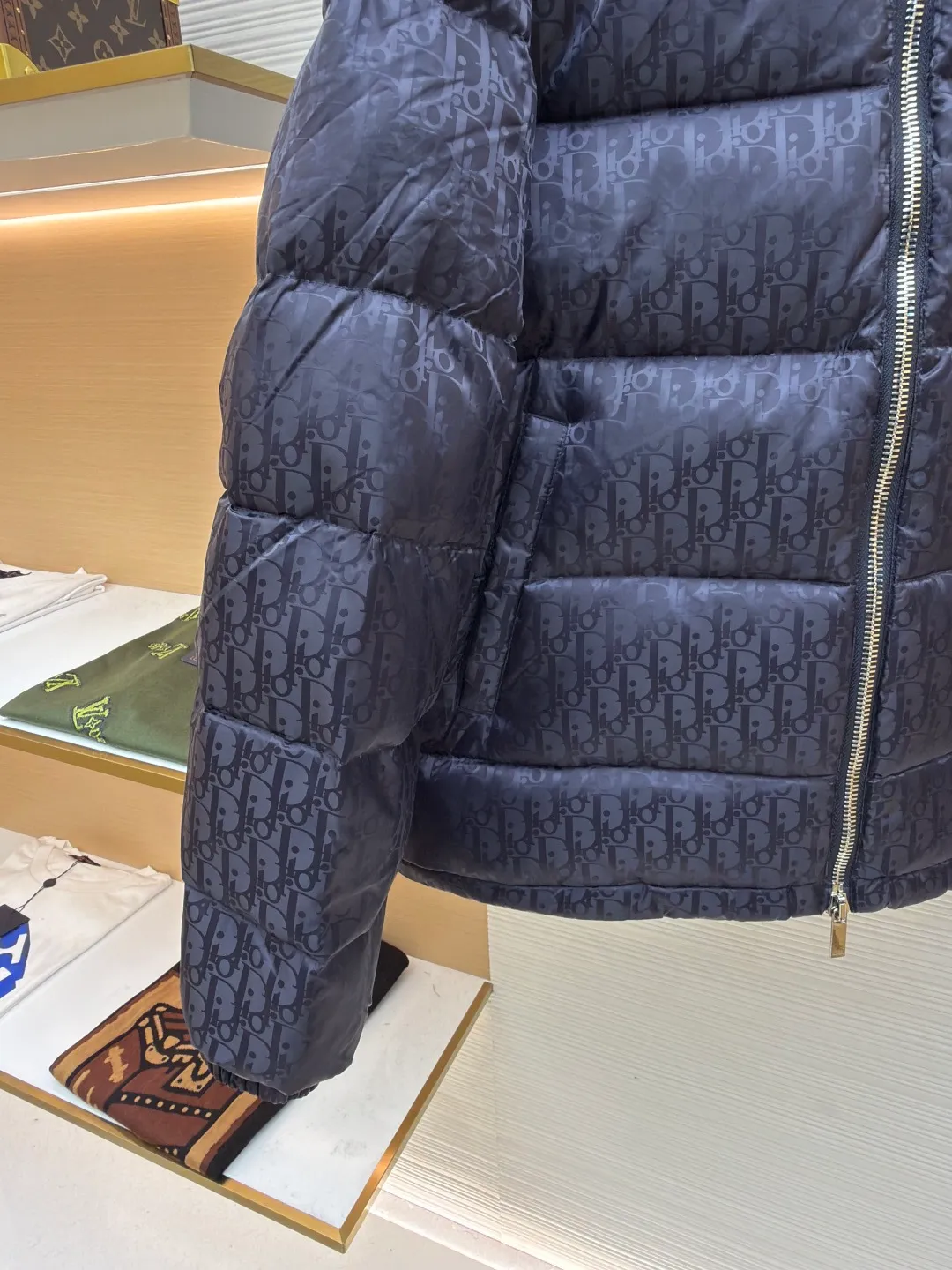 Dior oblique dark pattern old flower stand collar down jacket ●Original version: purchased and developed by 15679 ●Item number: 1680766-C45 ●Fabric: down fabric ●Technology: full-width jacquard production ●Version: fitted version ●Weight: about 980 grams ●Size: 46-48-50-52-54-56 ●Description: This is a down with ultra-complex craftsmanship. The customization cycle of the fabric is as long as 50 days. Based on the original fabric, laser jacquard makes the whole piece concave and convex, with a stronger three-dimensional effect and a more obvious 3D effect. ✨This fabric has a good hand feel, and the dark pattern presbyopia on it is very low-key. The fabric shows a dark luster and is extremely waterproof! The real texture is more perfect, custom-woven high-density satin nylon material and dark jacquard weave, simple and refreshing, thick and fluffy, super three-proof fabric, waterproof, stain-proof and dust-proof! ✨ Full-width jacquard LOGO, ultra-high-end luxury and style. The handsomeness and eye-catching index of the upper body are absolutely NO. 1. Fully custom-woven jacquard LOGO technology fabric, high-density polyester fiber. It is a new type of heat-insulating and light-weight fabric. It has a light texture, delicate and soft warmth and breathability. Especially the LOGO jacquard produces different light and dark interweaving under different lights! The overall wiring is straight and delicate, the fabric is comfortable and soft, and the color is consistent without color difference. It can be matched with the same style to create a fashionable look and control various occasions. Customized accessories, complete with three standards, same style for men and women!