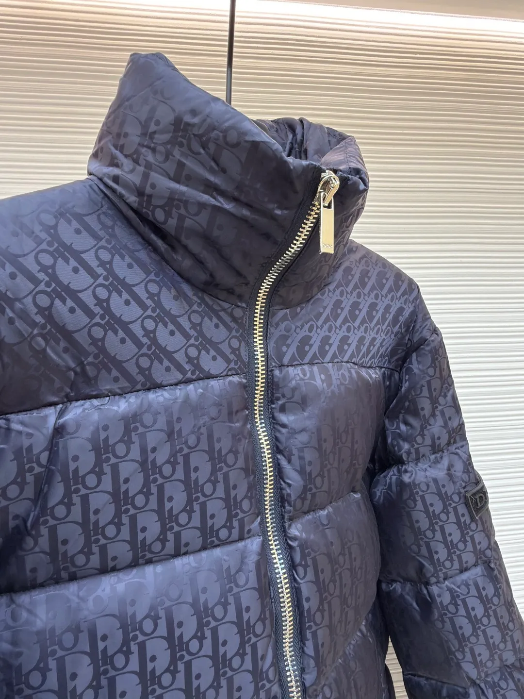 Dior oblique dark pattern old flower stand collar down jacket ●Original version: purchased and developed by 15679 ●Item number: 1680766-C45 ●Fabric: down fabric ●Technology: full-width jacquard production ●Version: fitted version ●Weight: about 980 grams ●Size: 46-48-50-52-54-56 ●Description: This is a down with ultra-complex craftsmanship. The customization cycle of the fabric is as long as 50 days. Based on the original fabric, laser jacquard makes the whole piece concave and convex, with a stronger three-dimensional effect and a more obvious 3D effect. ✨This fabric has a good hand feel, and the dark pattern presbyopia on it is very low-key. The fabric shows a dark luster and is extremely waterproof! The real texture is more perfect, custom-woven high-density satin nylon material and dark jacquard weave, simple and refreshing, thick and fluffy, super three-proof fabric, waterproof, stain-proof and dust-proof! ✨ Full-width jacquard LOGO, ultra-high-end luxury and style. The handsomeness and eye-catching index of the upper body are absolutely NO. 1. Fully custom-woven jacquard LOGO technology fabric, high-density polyester fiber. It is a new type of heat-insulating and light-weight fabric. It has a light texture, delicate and soft warmth and breathability. Especially the LOGO jacquard produces different light and dark interweaving under different lights! The overall wiring is straight and delicate, the fabric is comfortable and soft, and the color is consistent without color difference. It can be matched with the same style to create a fashionable look and control various occasions. Customized accessories, complete with three standards, same style for men and women!