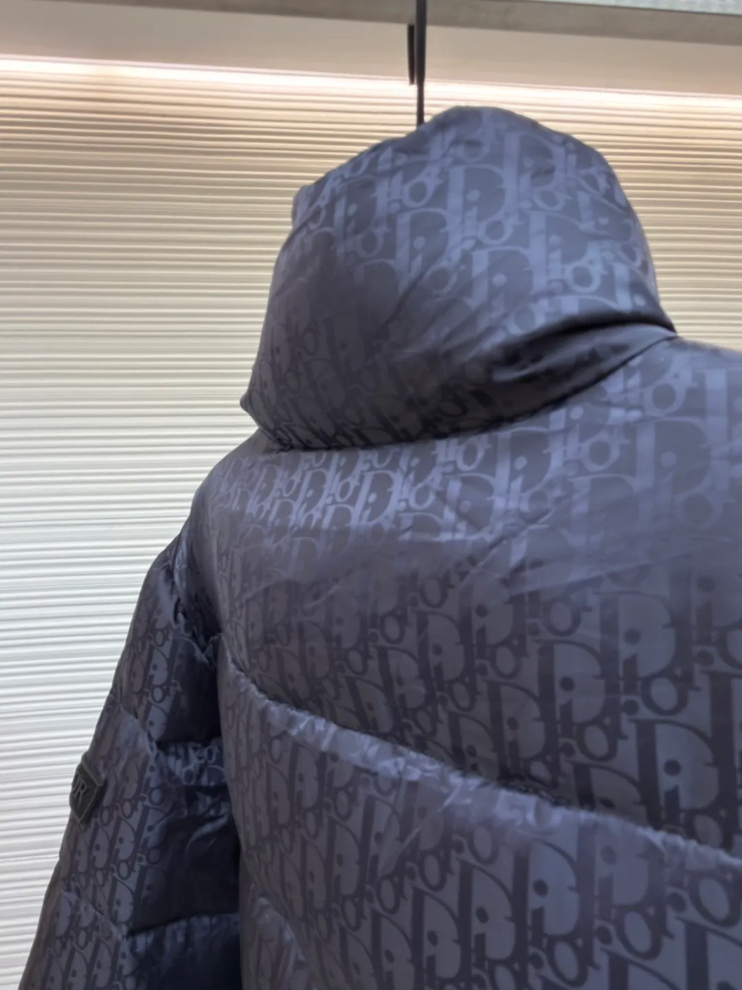 Dior oblique dark pattern old flower stand collar down jacket ●Original version: purchased and developed by 15679 ●Item number: 1680766-C45 ●Fabric: down fabric ●Technology: full-width jacquard production ●Version: fitted version ●Weight: about 980 grams ●Size: 46-48-50-52-54-56 ●Description: This is a down with ultra-complex craftsmanship. The customization cycle of the fabric is as long as 50 days. Based on the original fabric, laser jacquard makes the whole piece concave and convex, with a stronger three-dimensional effect and a more obvious 3D effect. ✨This fabric has a good hand feel, and the dark pattern presbyopia on it is very low-key. The fabric shows a dark luster and is extremely waterproof! The real texture is more perfect, custom-woven high-density satin nylon material and dark jacquard weave, simple and refreshing, thick and fluffy, super three-proof fabric, waterproof, stain-proof and dust-proof! ✨ Full-width jacquard LOGO, ultra-high-end luxury and style. The handsomeness and eye-catching index of the upper body are absolutely NO. 1. Fully custom-woven jacquard LOGO technology fabric, high-density polyester fiber. It is a new type of heat-insulating and light-weight fabric. It has a light texture, delicate and soft warmth and breathability. Especially the LOGO jacquard produces different light and dark interweaving under different lights! The overall wiring is straight and delicate, the fabric is comfortable and soft, and the color is consistent without color difference. It can be matched with the same style to create a fashionable look and control various occasions. Customized accessories, complete with three standards, same style for men and women!