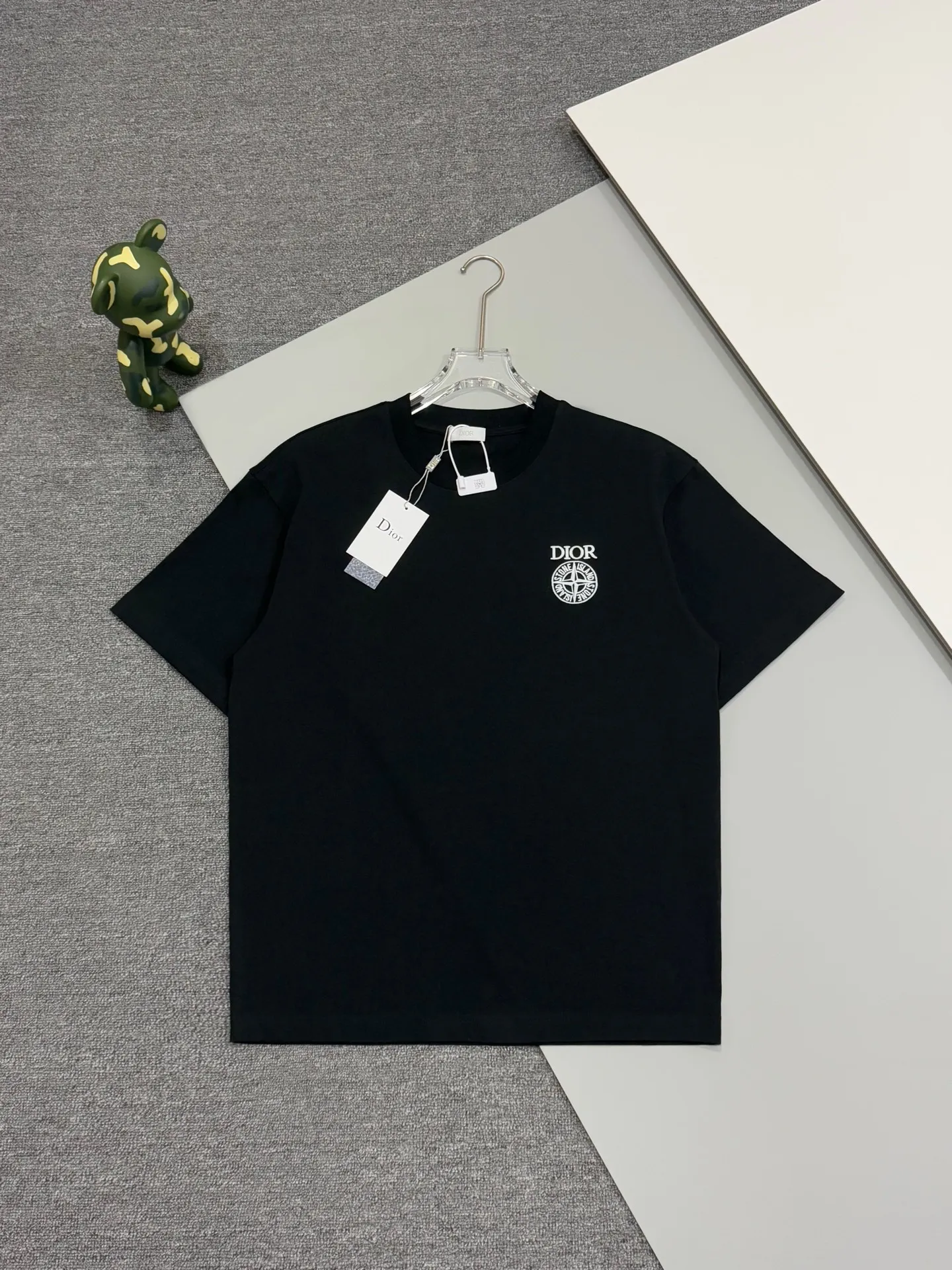 🅿️190 [High quality] 25ss new exclusive limited edition Dior x stone island diorx stone island x joint 🪡 embroidery pattern As the leader in the luxury world, D House is well-deserved. The first thing that catches the eye is the two styles of loose and comfortable black and white solid colors~~ The ribbed round collar has become the best modification of its version, while D House has the upper body logo listed on the chest, and the unique letter logo patch embroidery design highlights the texture! The most traditional modification method combined with the simplest color scale contrast forms the strongest and direct contrast, and this is often the most concise and clear minimalist modification method~~A nostalgic classic atmosphere also spreads in this work inadvertently! ! It is unique and made of 280 grams of cotton material. It is unparalleled in terms of upper body comfort. It can be said to be a must-have companion in summer. Its excellent breathability and comfortable wearing feel are unparalleled~ Recommended! ! Color: Black White Size: s-xL