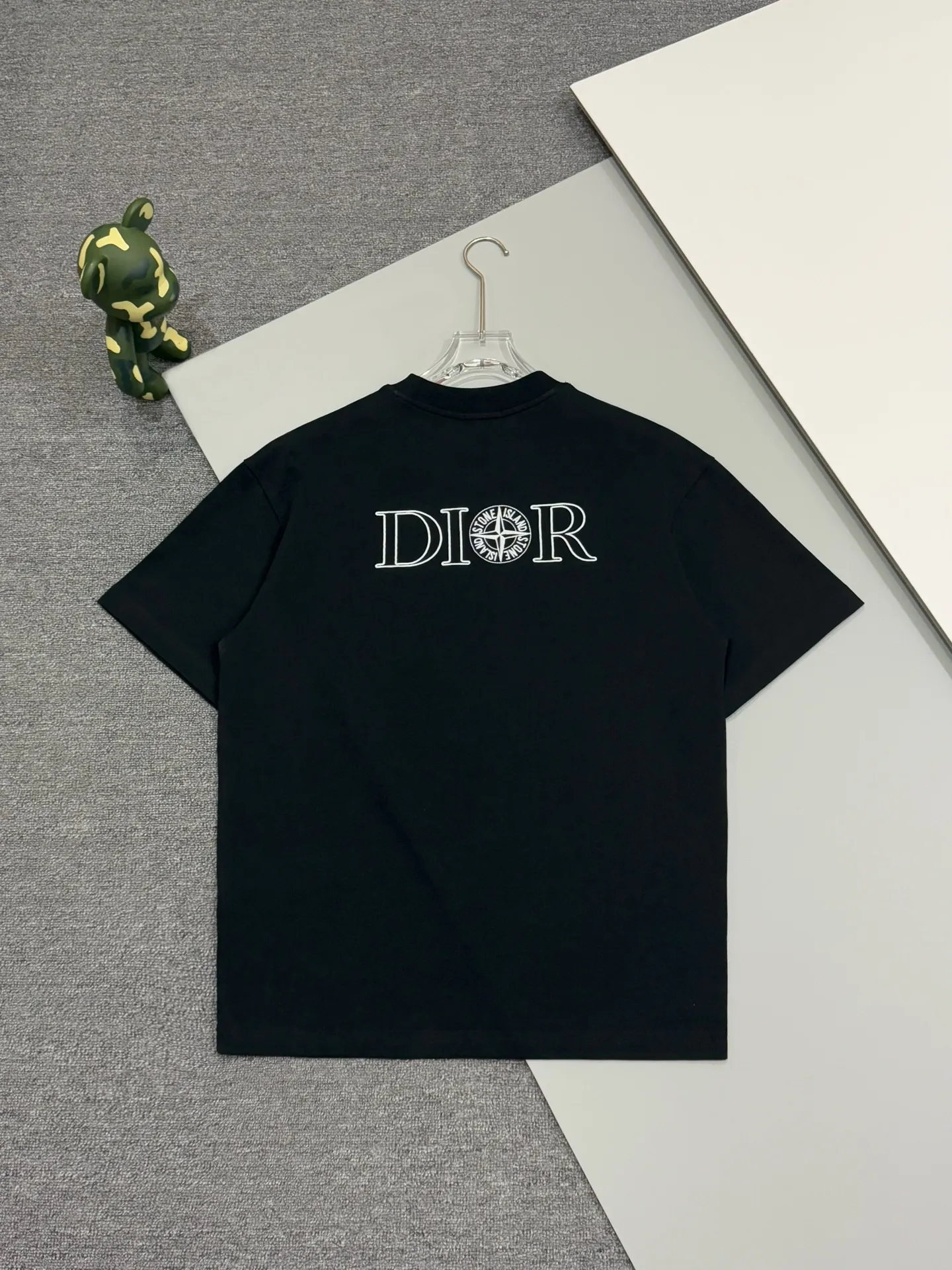 🅿️190 [High quality] 25ss new exclusive limited edition Dior x stone island diorx stone island x joint 🪡 embroidery pattern As the leader in the luxury world, D House is well-deserved. The first thing that catches the eye is the two styles of loose and comfortable black and white solid colors~~ The ribbed round collar has become the best modification of its version, while D House has the upper body logo listed on the chest, and the unique letter logo patch embroidery design highlights the texture! The most traditional modification method combined with the simplest color scale contrast forms the strongest and direct contrast, and this is often the most concise and clear minimalist modification method~~A nostalgic classic atmosphere also spreads in this work inadvertently! ! It is unique and made of 280 grams of cotton material. It is unparalleled in terms of upper body comfort. It can be said to be a must-have companion in summer. Its excellent breathability and comfortable wearing feel are unparalleled~ Recommended! ! Color: Black White Size: s-xL