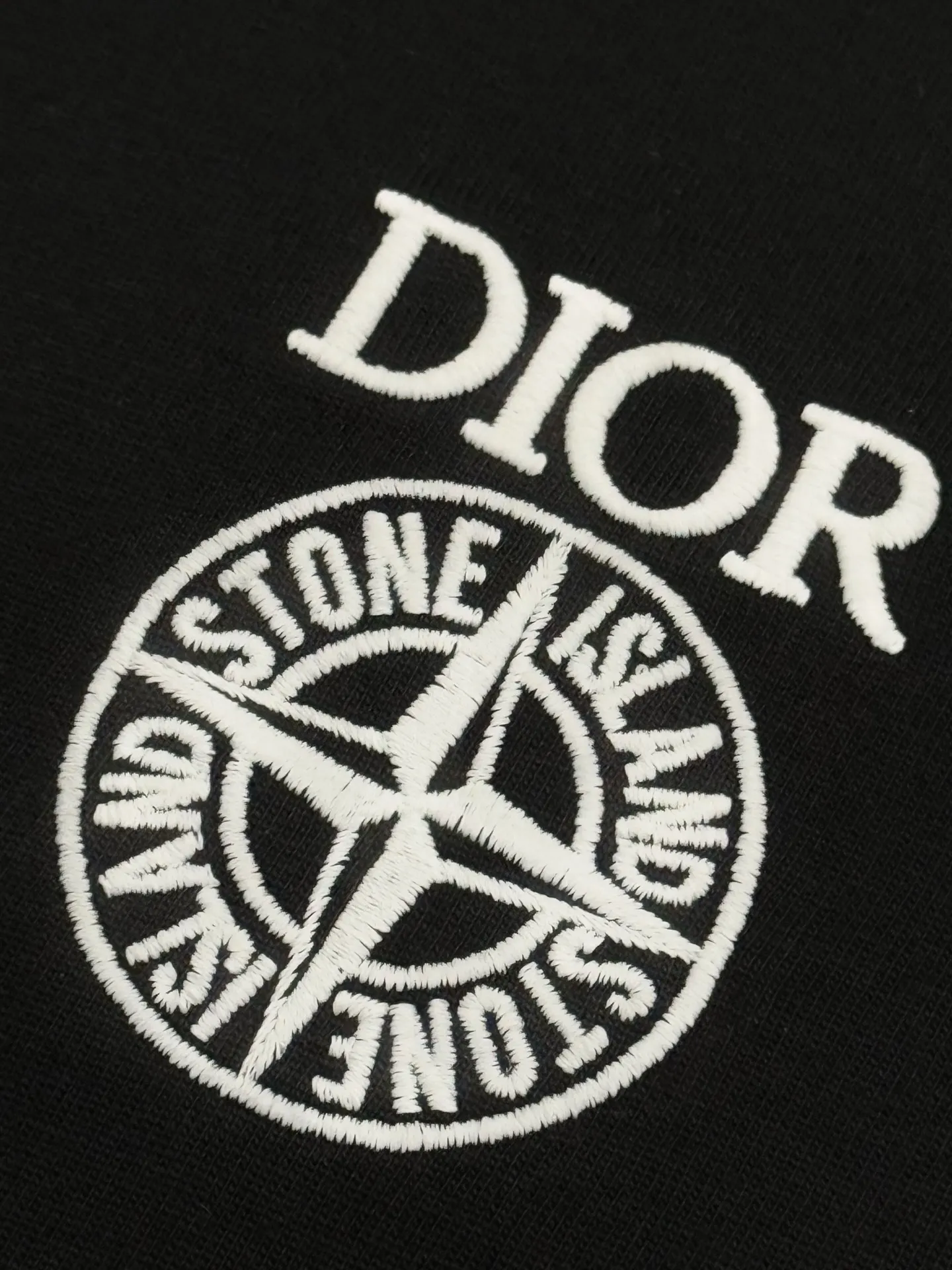 🅿️190 [High quality] 25ss new exclusive limited edition Dior x stone island diorx stone island x joint 🪡 embroidery pattern As the leader in the luxury world, D House is well-deserved. The first thing that catches the eye is the two styles of loose and comfortable black and white solid colors~~ The ribbed round collar has become the best modification of its version, while D House has the upper body logo listed on the chest, and the unique letter logo patch embroidery design highlights the texture! The most traditional modification method combined with the simplest color scale contrast forms the strongest and direct contrast, and this is often the most concise and clear minimalist modification method~~A nostalgic classic atmosphere also spreads in this work inadvertently! ! It is unique and made of 280 grams of cotton material. It is unparalleled in terms of upper body comfort. It can be said to be a must-have companion in summer. Its excellent breathability and comfortable wearing feel are unparalleled~ Recommended! ! Color: Black White Size: s-xL
