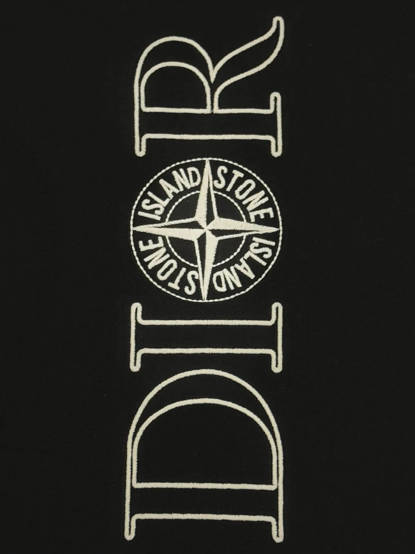 🅿️190 [High quality] 25ss new exclusive limited edition Dior x stone island diorx stone island x joint 🪡 embroidery pattern As the leader in the luxury world, D House is well-deserved. The first thing that catches the eye is the two styles of loose and comfortable black and white solid colors~~ The ribbed round collar has become the best modification of its version, while D House has the upper body logo listed on the chest, and the unique letter logo patch embroidery design highlights the texture! The most traditional modification method combined with the simplest color scale contrast forms the strongest and direct contrast, and this is often the most concise and clear minimalist modification method~~A nostalgic classic atmosphere also spreads in this work inadvertently! ! It is unique and made of 280 grams of cotton material. It is unparalleled in terms of upper body comfort. It can be said to be a must-have companion in summer. Its excellent breathability and comfortable wearing feel are unparalleled~ Recommended! ! Color: Black White Size: s-xL