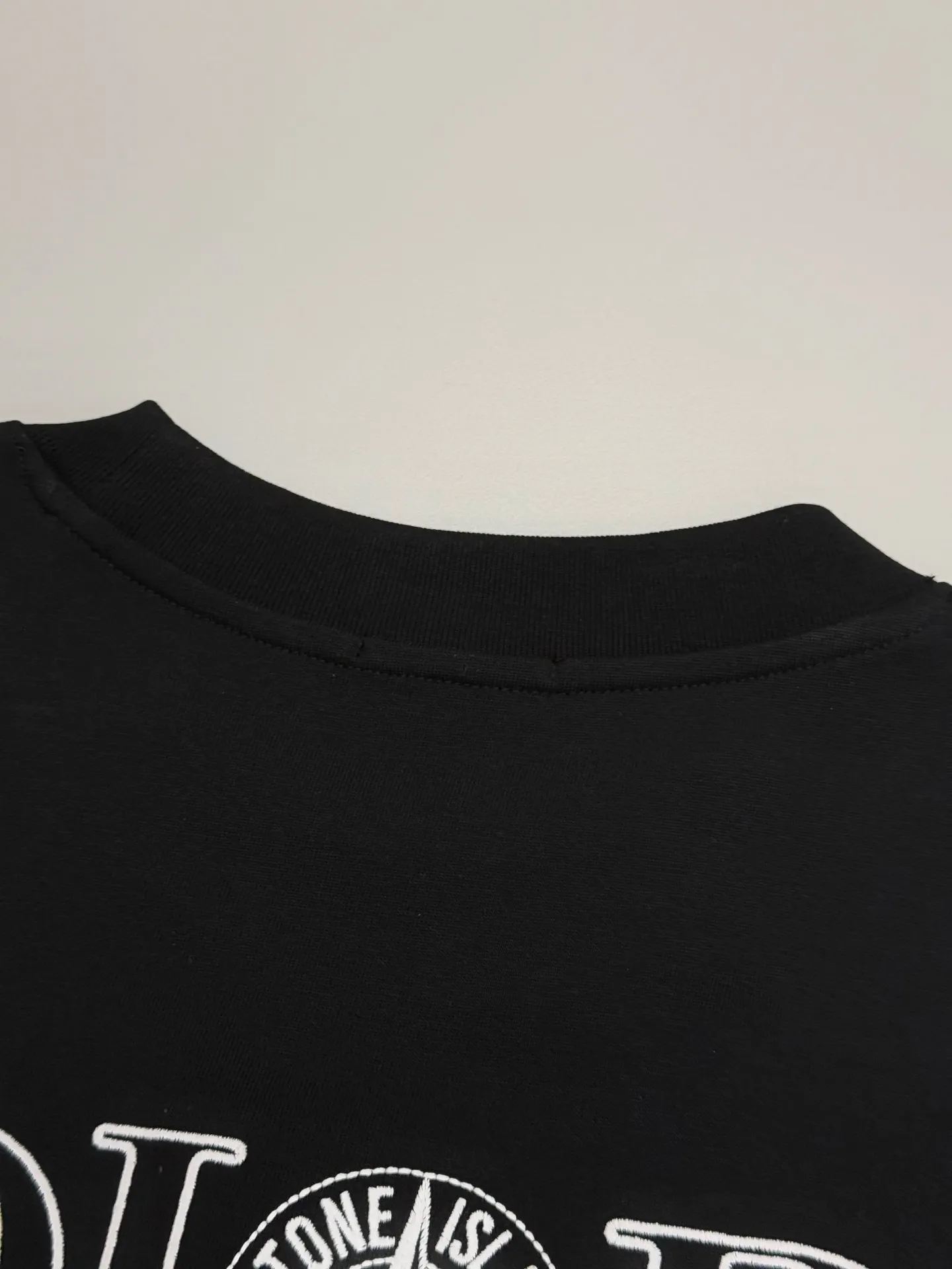 🅿️190 [High quality] 25ss new exclusive limited edition Dior x stone island diorx stone island x joint 🪡 embroidery pattern As the leader in the luxury world, D House is well-deserved. The first thing that catches the eye is the two styles of loose and comfortable black and white solid colors~~ The ribbed round collar has become the best modification of its version, while D House has the upper body logo listed on the chest, and the unique letter logo patch embroidery design highlights the texture! The most traditional modification method combined with the simplest color scale contrast forms the strongest and direct contrast, and this is often the most concise and clear minimalist modification method~~A nostalgic classic atmosphere also spreads in this work inadvertently! ! It is unique and made of 280 grams of cotton material. It is unparalleled in terms of upper body comfort. It can be said to be a must-have companion in summer. Its excellent breathability and comfortable wearing feel are unparalleled~ Recommended! ! Color: Black White Size: s-xL
