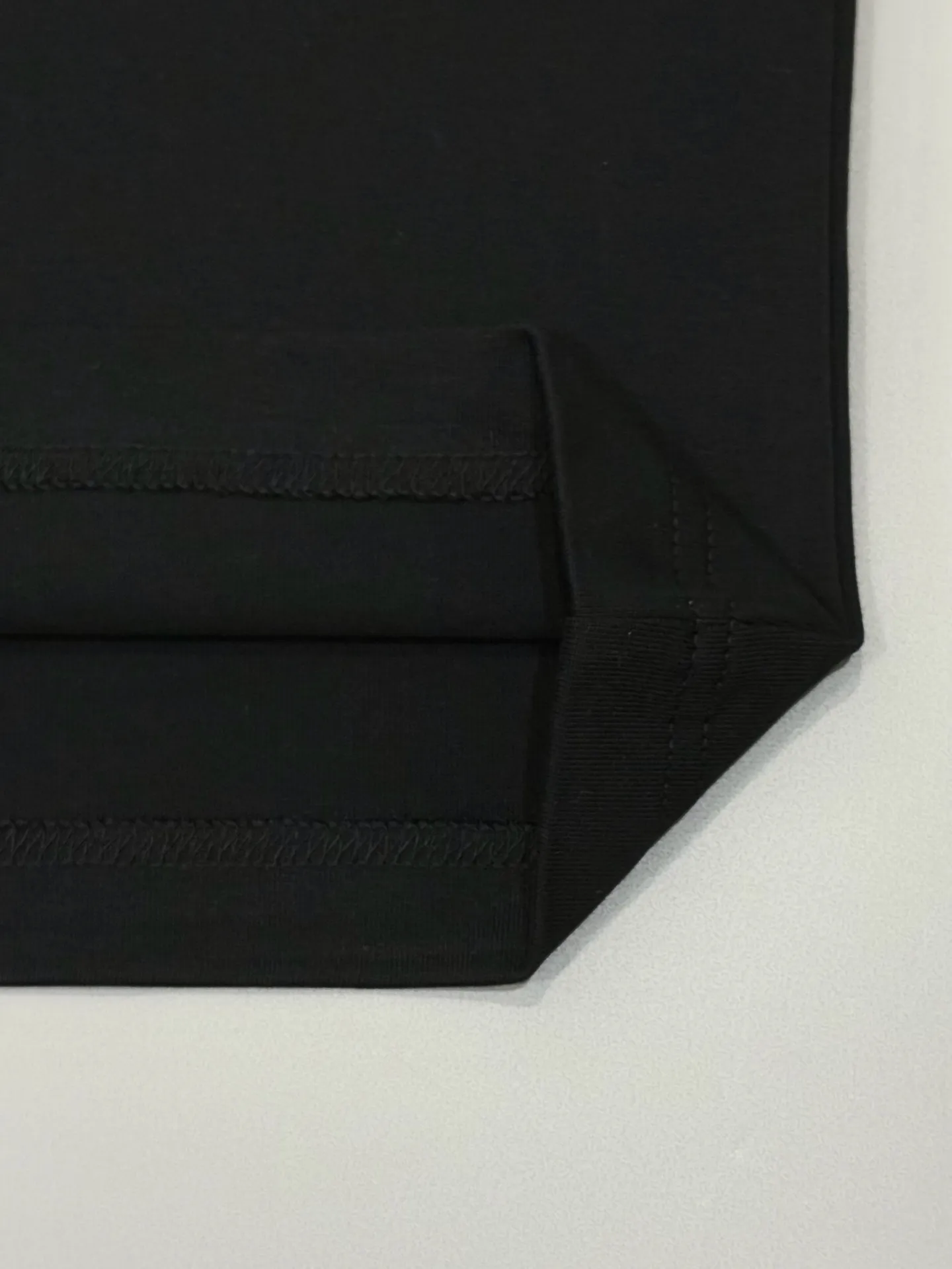 🅿️190 [High quality] 25ss new exclusive limited edition Dior x stone island diorx stone island x joint 🪡 embroidery pattern As the leader in the luxury world, D House is well-deserved. The first thing that catches the eye is the two styles of loose and comfortable black and white solid colors~~ The ribbed round collar has become the best modification of its version, while D House has the upper body logo listed on the chest, and the unique letter logo patch embroidery design highlights the texture! The most traditional modification method combined with the simplest color scale contrast forms the strongest and direct contrast, and this is often the most concise and clear minimalist modification method~~A nostalgic classic atmosphere also spreads in this work inadvertently! ! It is unique and made of 280 grams of cotton material. It is unparalleled in terms of upper body comfort. It can be said to be a must-have companion in summer. Its excellent breathability and comfortable wearing feel are unparalleled~ Recommended! ! Color: Black White Size: s-xL