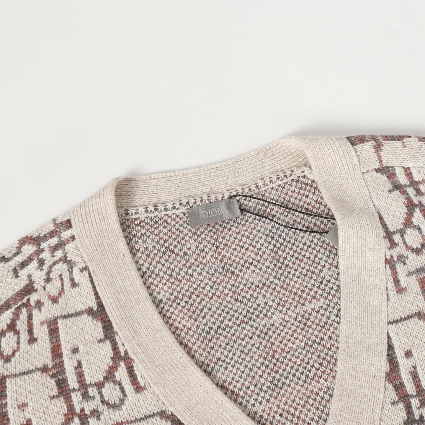 🅿️650 [Wool] Dior/Dior presbyopic all-over printed wool cardigan is made of 100% wool. The weaving method uses 10 medium-thick and fine grains. It is woven on an imported wool loom. The sweater reinterprets Dior's classic Oblique printing pattern. Crafted from sheep wool jacquard with ribbed details for a classic silhouette. Can be paired with a variety of outfits to show off your personality. size: S M L XL