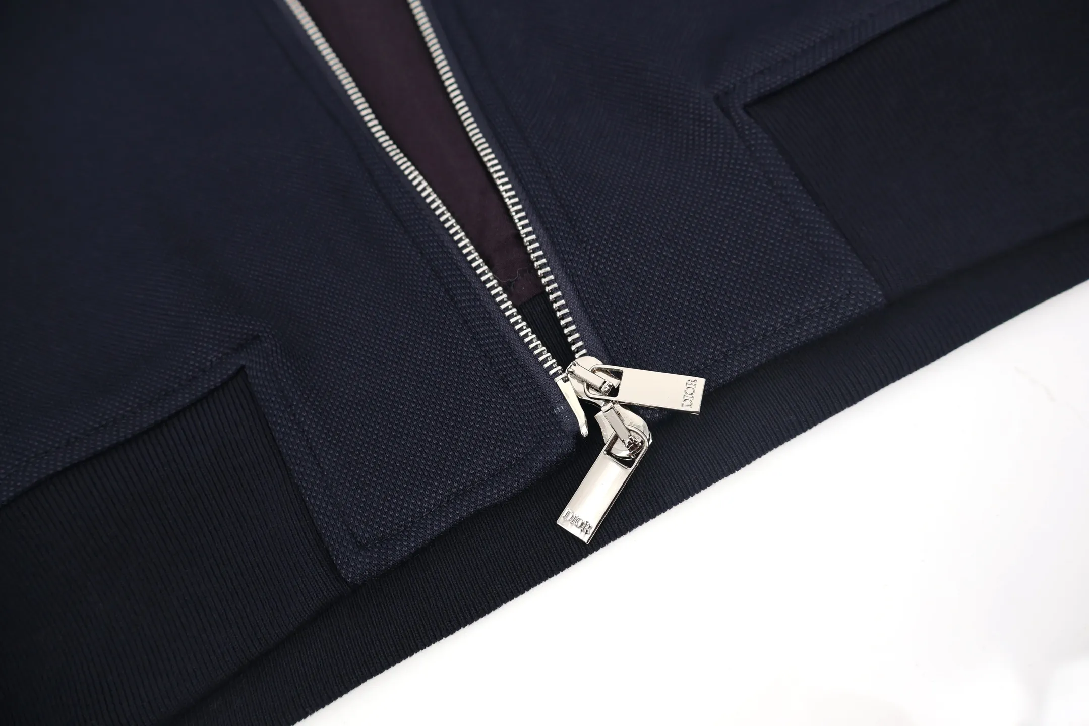 🅿️600 CD Jacquard Web Zipper Stand Collar Jacket. Originally purchased for 23,500. It is made of cotton and technical yarn blend to bring a delicate texture. The sleeves are decorated with Oblique Cotton plain knitted jacquard webbing details, jacquard processing, showing a concave and convex three-dimensional texture, stand-up collar design, windproof and cold protection, placket with high-quality European lettering alloy two-way zipper closure, elastic elastic cuffs hem design, three-label accessories are complete. This sports jacket has been reinterpreted and can be paired with a series of trousers. It can be worn for both daily travel and leisure time, and can be easily worn by both men and women.