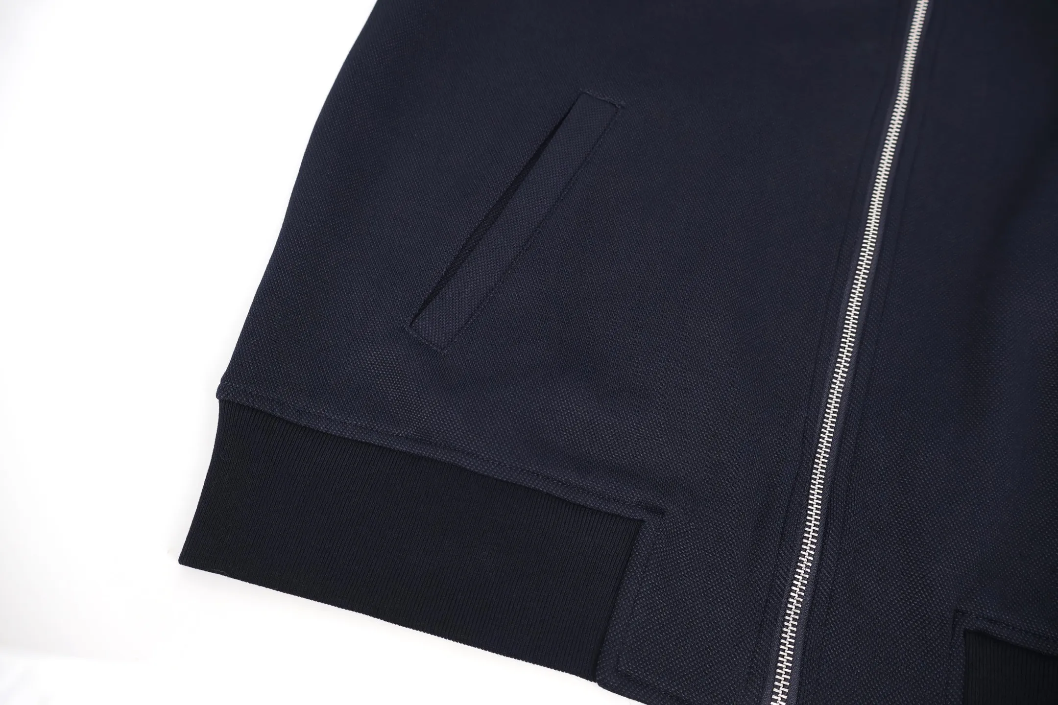 🅿️600 CD Jacquard Web Zipper Stand Collar Jacket. Originally purchased for 23,500. It is made of cotton and technical yarn blend to bring a delicate texture. The sleeves are decorated with Oblique Cotton plain knitted jacquard webbing details, jacquard processing, showing a concave and convex three-dimensional texture, stand-up collar design, windproof and cold protection, placket with high-quality European lettering alloy two-way zipper closure, elastic elastic cuffs hem design, three-label accessories are complete. This sports jacket has been reinterpreted and can be paired with a series of trousers. It can be worn for both daily travel and leisure time, and can be easily worn by both men and women.