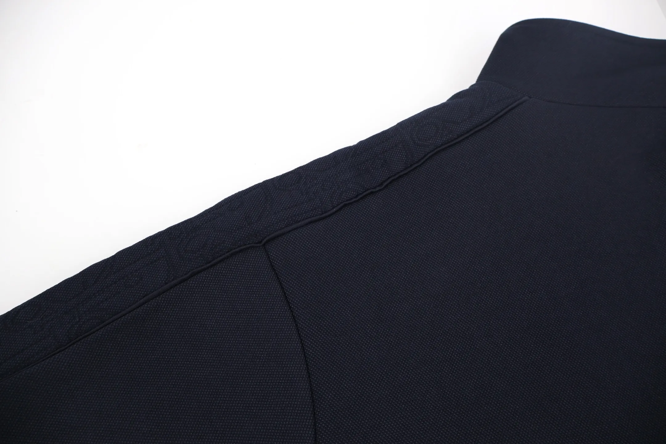 🅿️600 CD Jacquard Web Zipper Stand Collar Jacket. Originally purchased for 23,500. It is made of cotton and technical yarn blend to bring a delicate texture. The sleeves are decorated with Oblique Cotton plain knitted jacquard webbing details, jacquard processing, showing a concave and convex three-dimensional texture, stand-up collar design, windproof and cold protection, placket with high-quality European lettering alloy two-way zipper closure, elastic elastic cuffs hem design, three-label accessories are complete. This sports jacket has been reinterpreted and can be paired with a series of trousers. It can be worn for both daily travel and leisure time, and can be easily worn by both men and women.