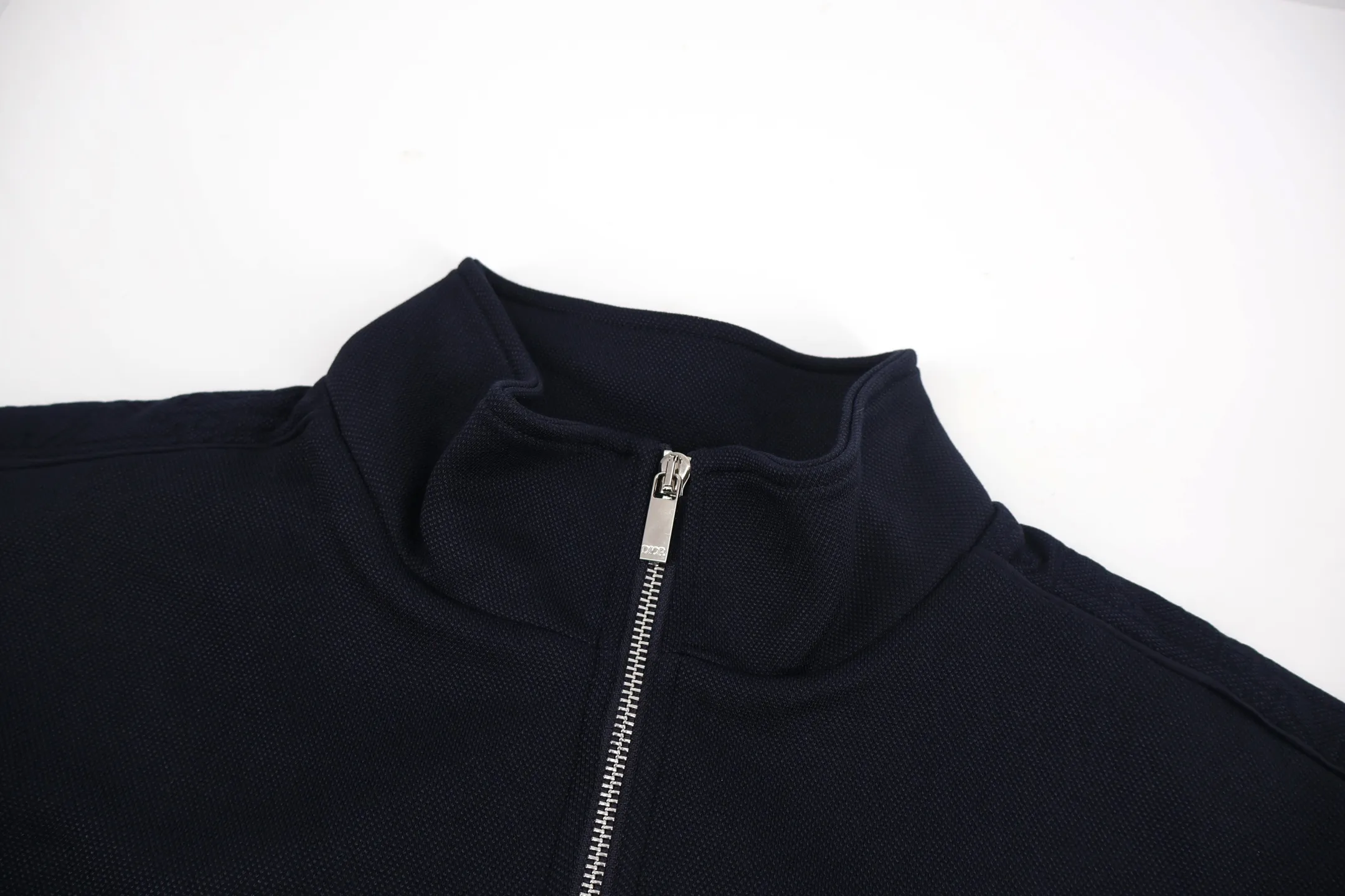 🅿️600 CD Jacquard Web Zipper Stand Collar Jacket. Originally purchased for 23,500. It is made of cotton and technical yarn blend to bring a delicate texture. The sleeves are decorated with Oblique Cotton plain knitted jacquard webbing details, jacquard processing, showing a concave and convex three-dimensional texture, stand-up collar design, windproof and cold protection, placket with high-quality European lettering alloy two-way zipper closure, elastic elastic cuffs hem design, three-label accessories are complete. This sports jacket has been reinterpreted and can be paired with a series of trousers. It can be worn for both daily travel and leisure time, and can be easily worn by both men and women.